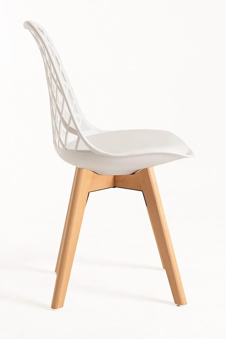 Regalos Miguel Set di 4 sedie Mima bianche, per sala da pranzo e cucina, stile nordico, struttura in polipropilene, seduta imbottita in similpelle e gambe in legno di faggio
