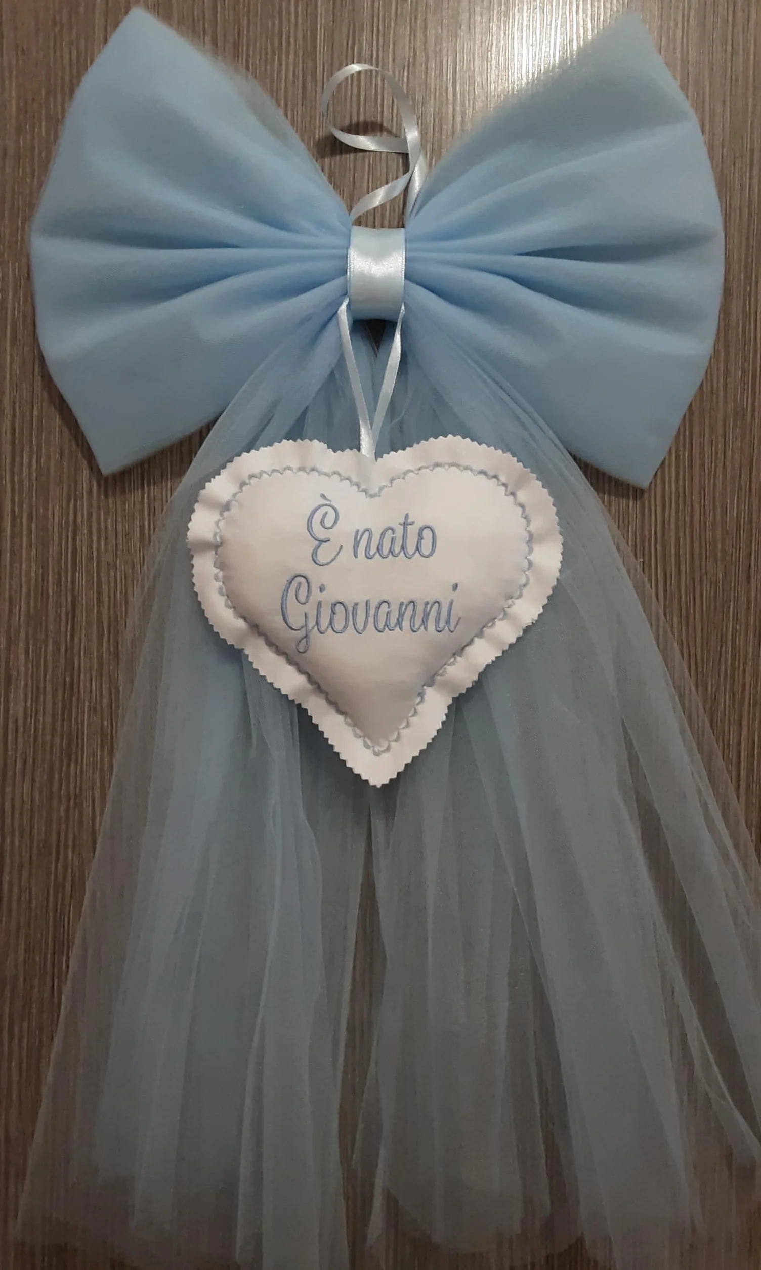Fiocco nascita bimbo in tulle azzurro con ricamo nome personalizzato elegante coccarda fuori porta cuore