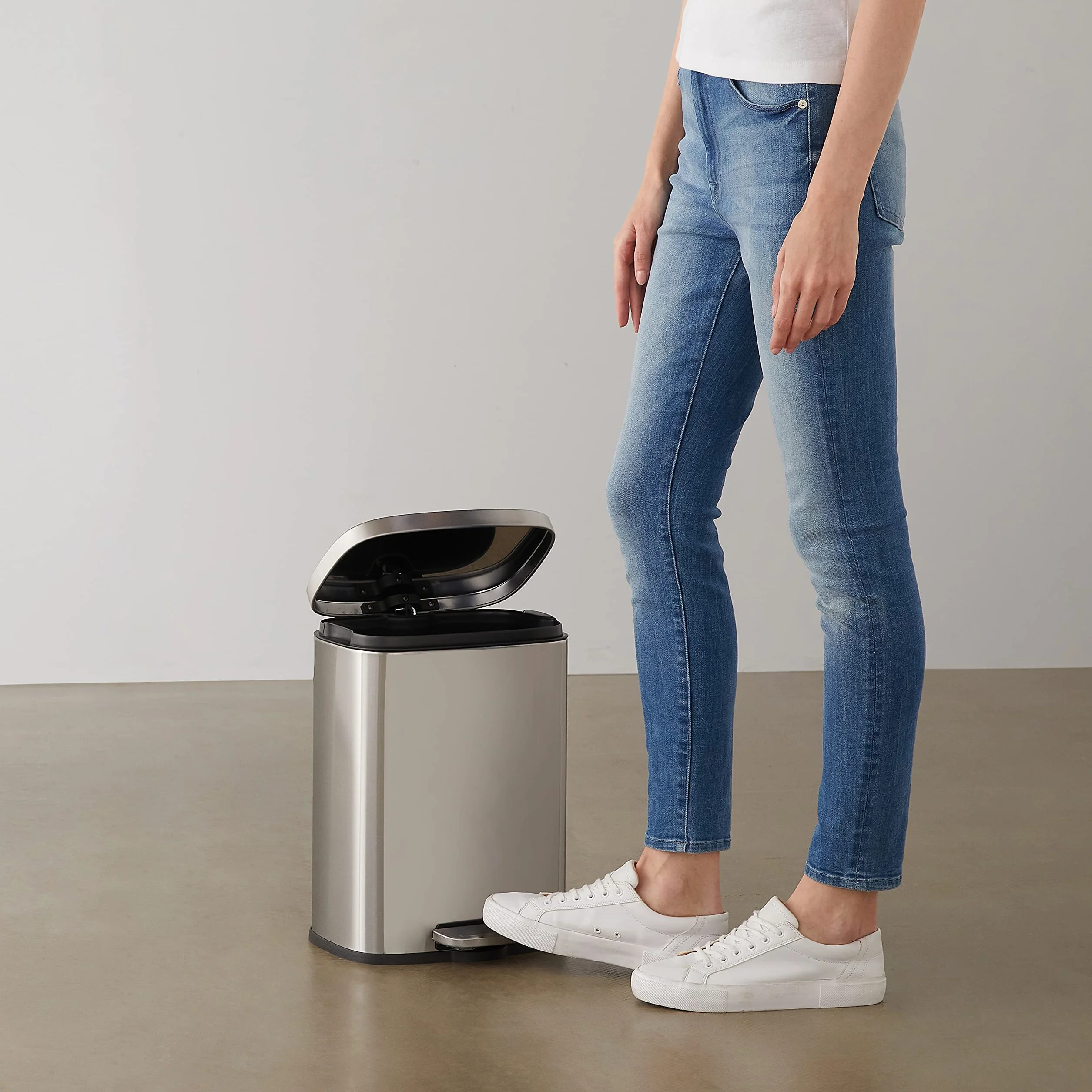 Amazon Basics Pattumiera rettangolare, piccola, antimacchia, chiusura ammortizzata, acciaio inox spazzolato, 12 l, finitura nichel satinato, 28,7 x 25,1 x 38,3 cm (lunghezza x larghezza x altezza)