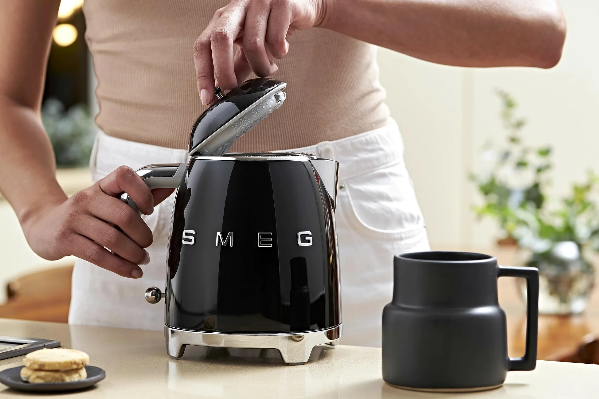 Smeg, Bollitore Elettrico Piccolo KLF05BLEU 0,8 L, Filtro Acciaio Inox, Autospegnimento di Sicurezza, Indicatore Livello Acqua, Base Antiscivolo e Avvolgicavo Integrato, Potenza 1400W, Nero