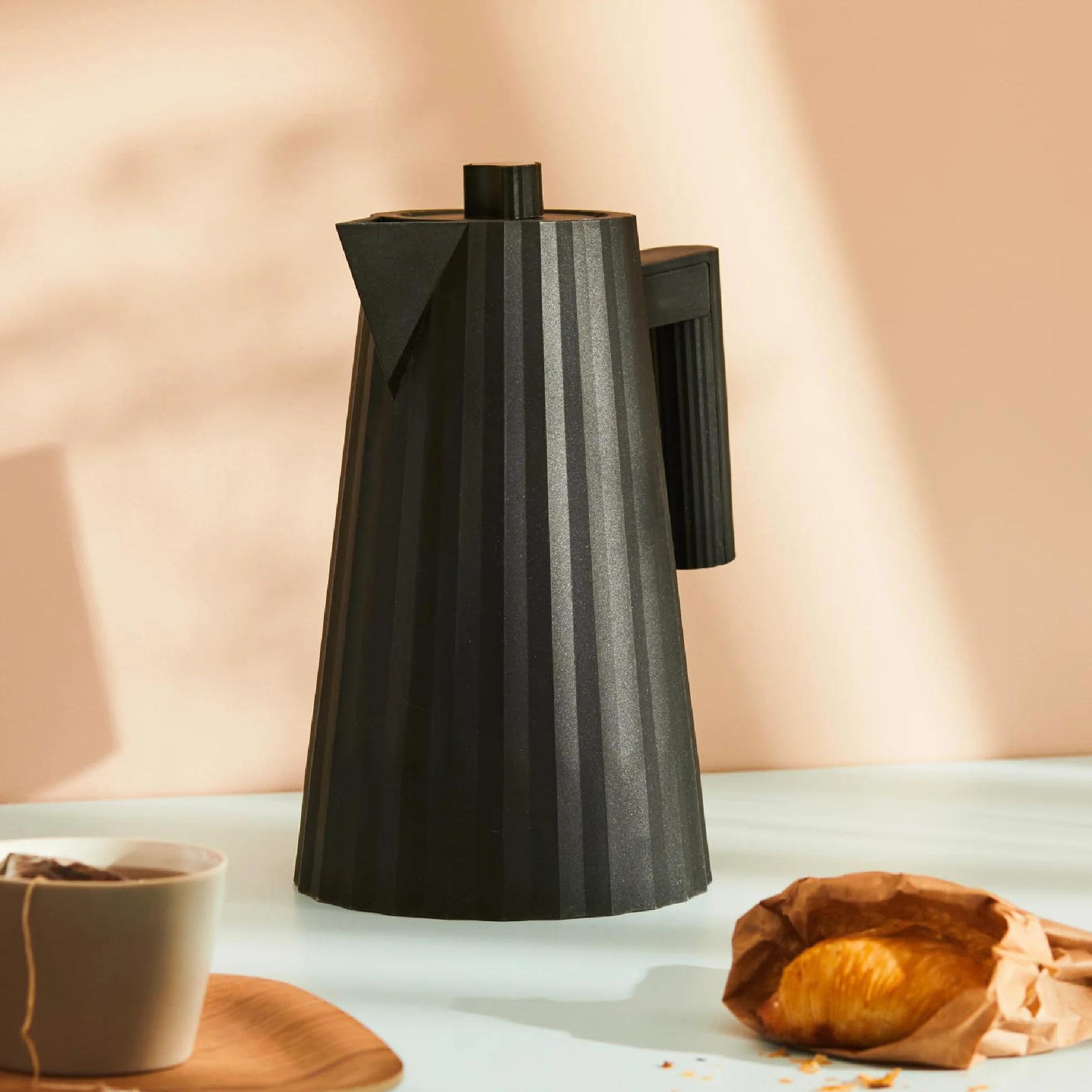 Alessi Plissé MDL06 B - Bollitore Elettrico di Design, in Resina Termoplastica, Presa Europea 2400W, 170cl, Nero