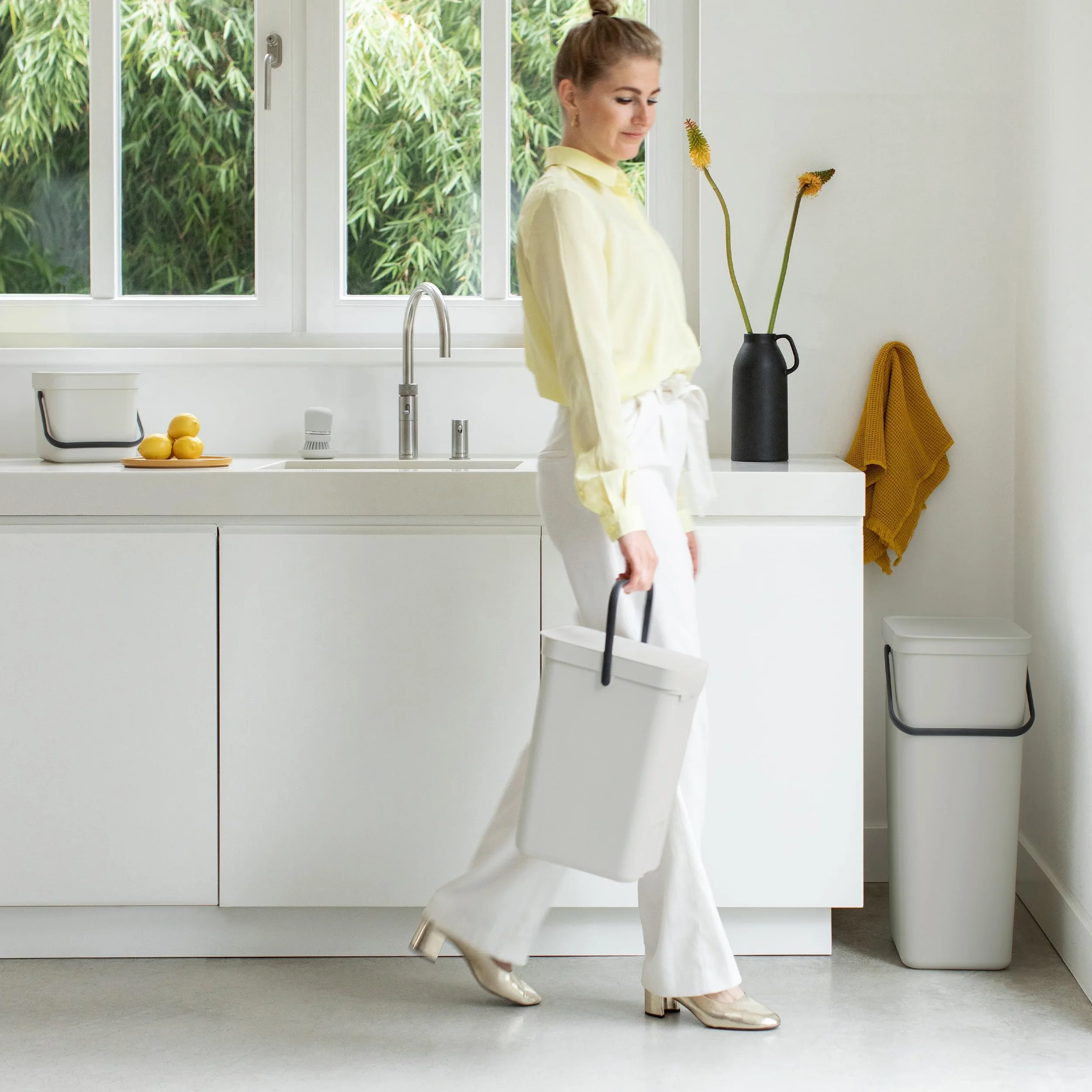 Brabantia Sort & Go Pattumiera 12L (Grey), Pattumiera cucina in plastica con maniglia, Secchio spazzatura salvaspazio con coperchio stay open rimovibile, Cestino umido facile da pulire