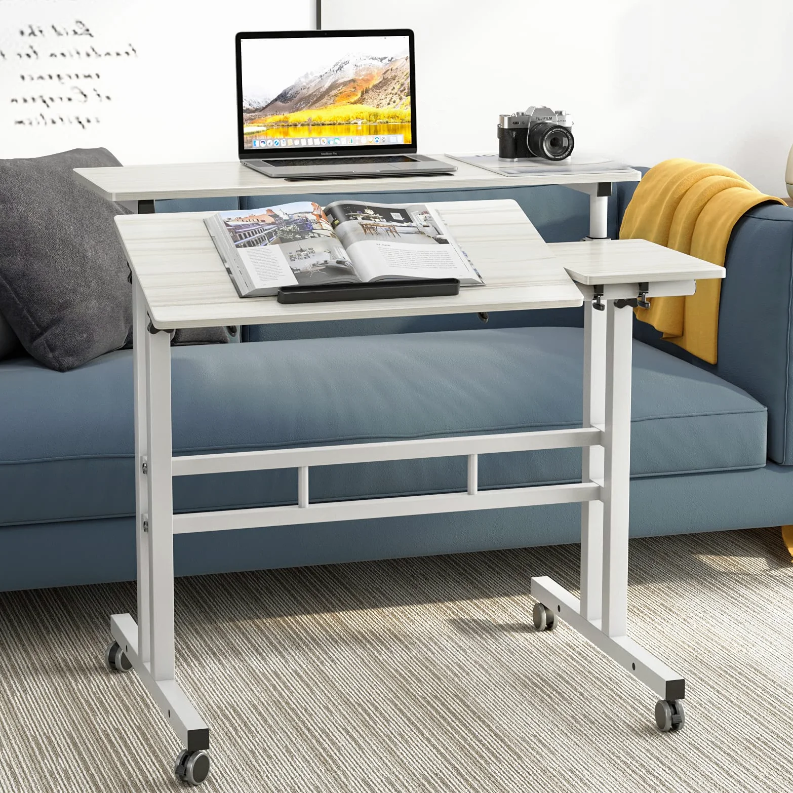 DlandHome Scrivania Sit-Stand Laptop,laptop stand standing desk Tavolino Caffe per Casa o Studio con 4 Ruote Mobile e Blocco, Scrivania Lavoro per Discorso, Altezza Regolabile 67-115cm, di Legno Acero