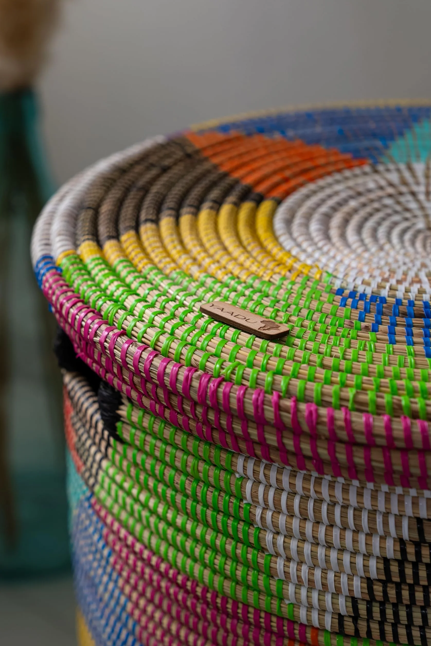 YAADU Cesto per biancheria con coperchio 80L - Raccoglitore per biancheria XXL, cesto con coperchio grande, scatole per biancheria, cesto africano, Modello Khaliss (Triangoli-Colorati-Piatti)