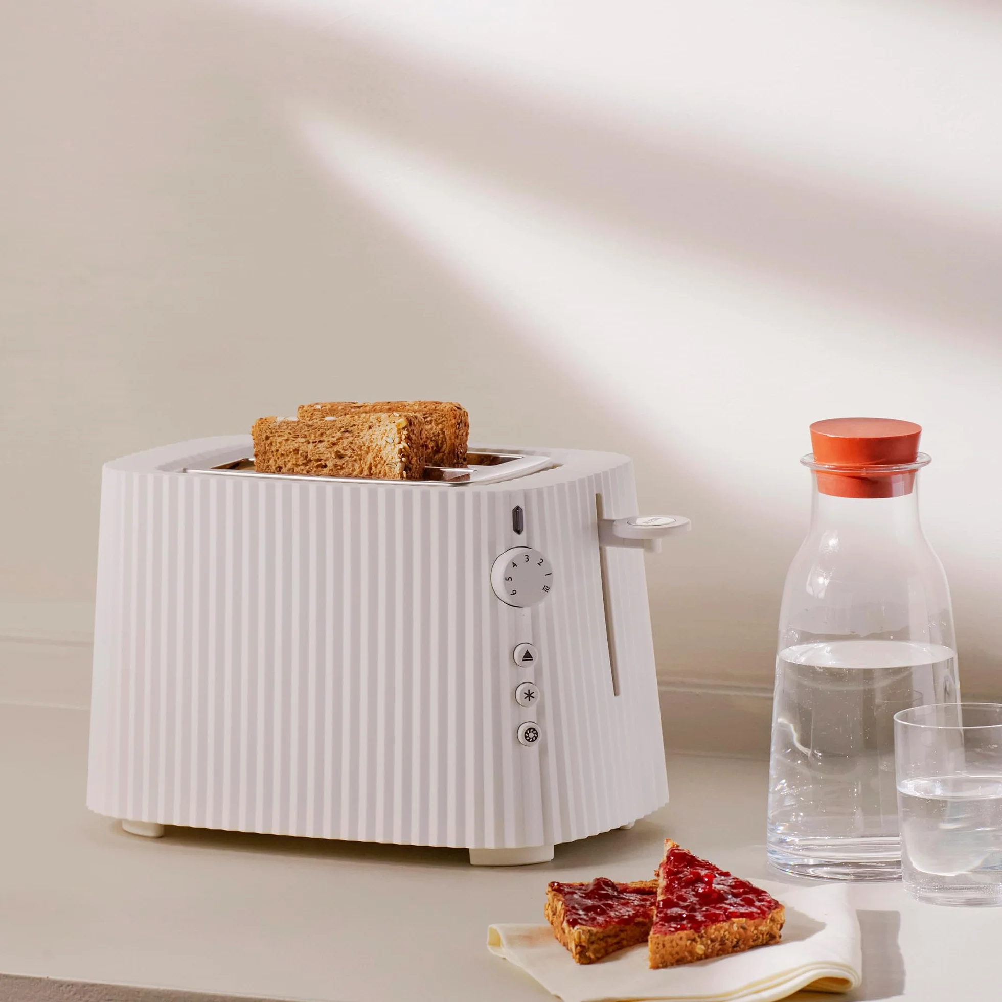 Alessi Plissé MDL08 B - Tostapane di Design, Sei Livelli di Doratura, in Resina Termoplastica, Spina Europea, 850 W, Nero