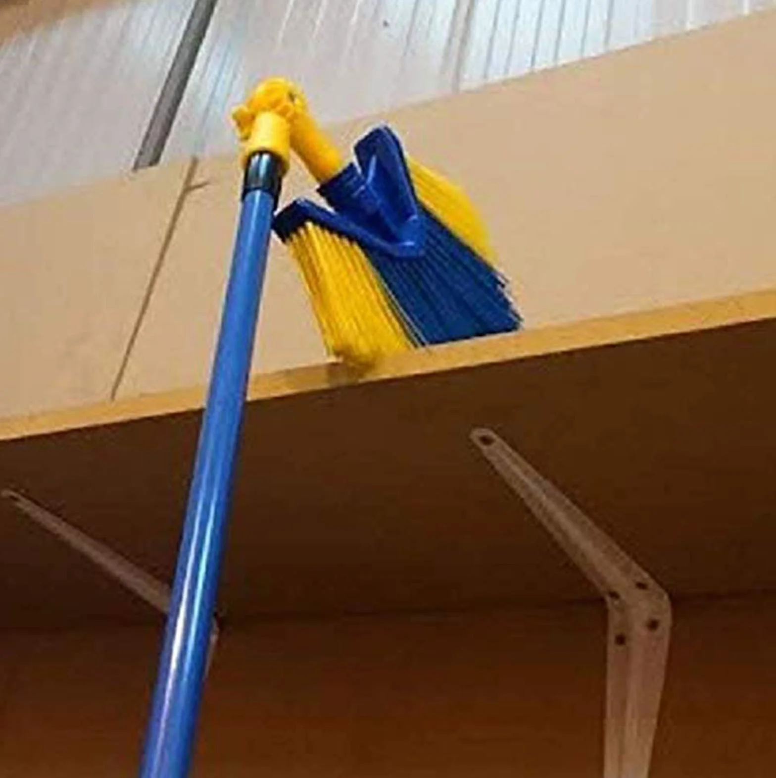 Scopa per spolverare pareti e mensole – Angolare con manico telescopico – Ragnatele – Estensibile 152 cm, orientabile 180°