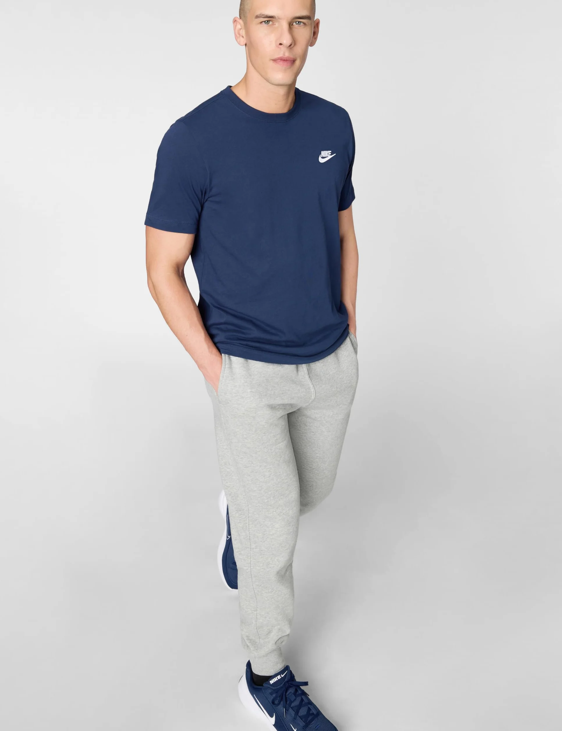 NIKE Men's Sportswear Club T-Shirt