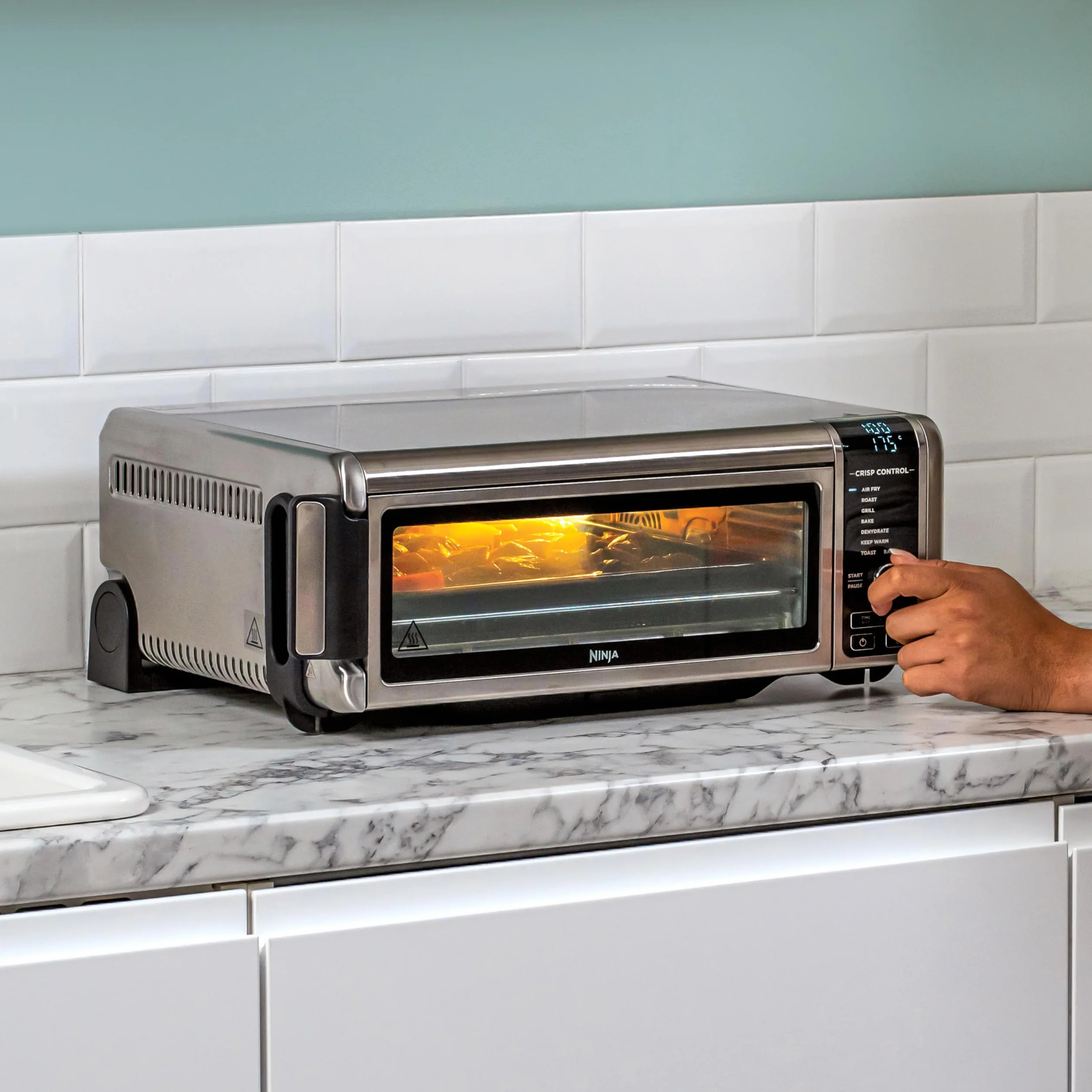 Ninja Foodi Forno Multifunzione 8 in 1, Fornetto Elettrico Portatile, 8 Funzioni, Friggere ad Aria, Arrostire, Grigliare, Argento/Nero, SP101EU