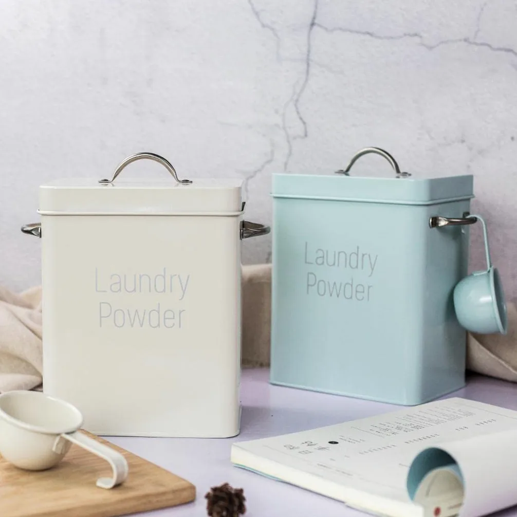 Grande contenitore di latta per bucato in polvere con cucchiaio, bianco