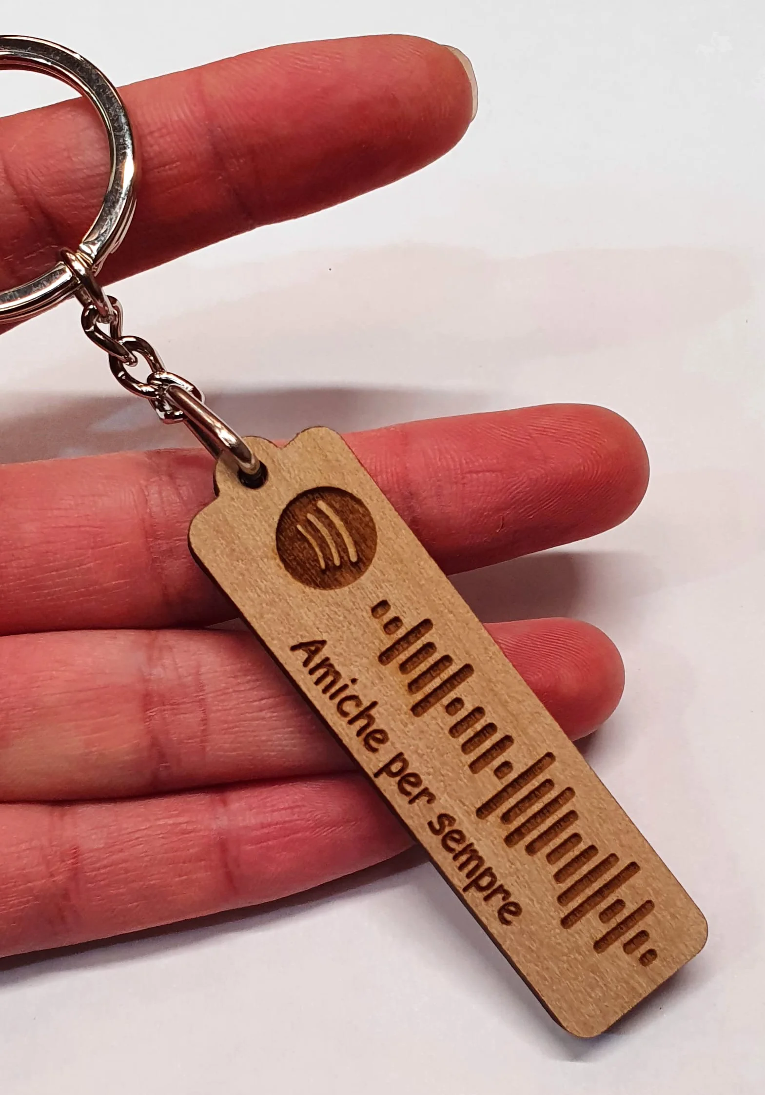 Portachiavi personalizzato in legno con codice Spotify musicale scansionabile