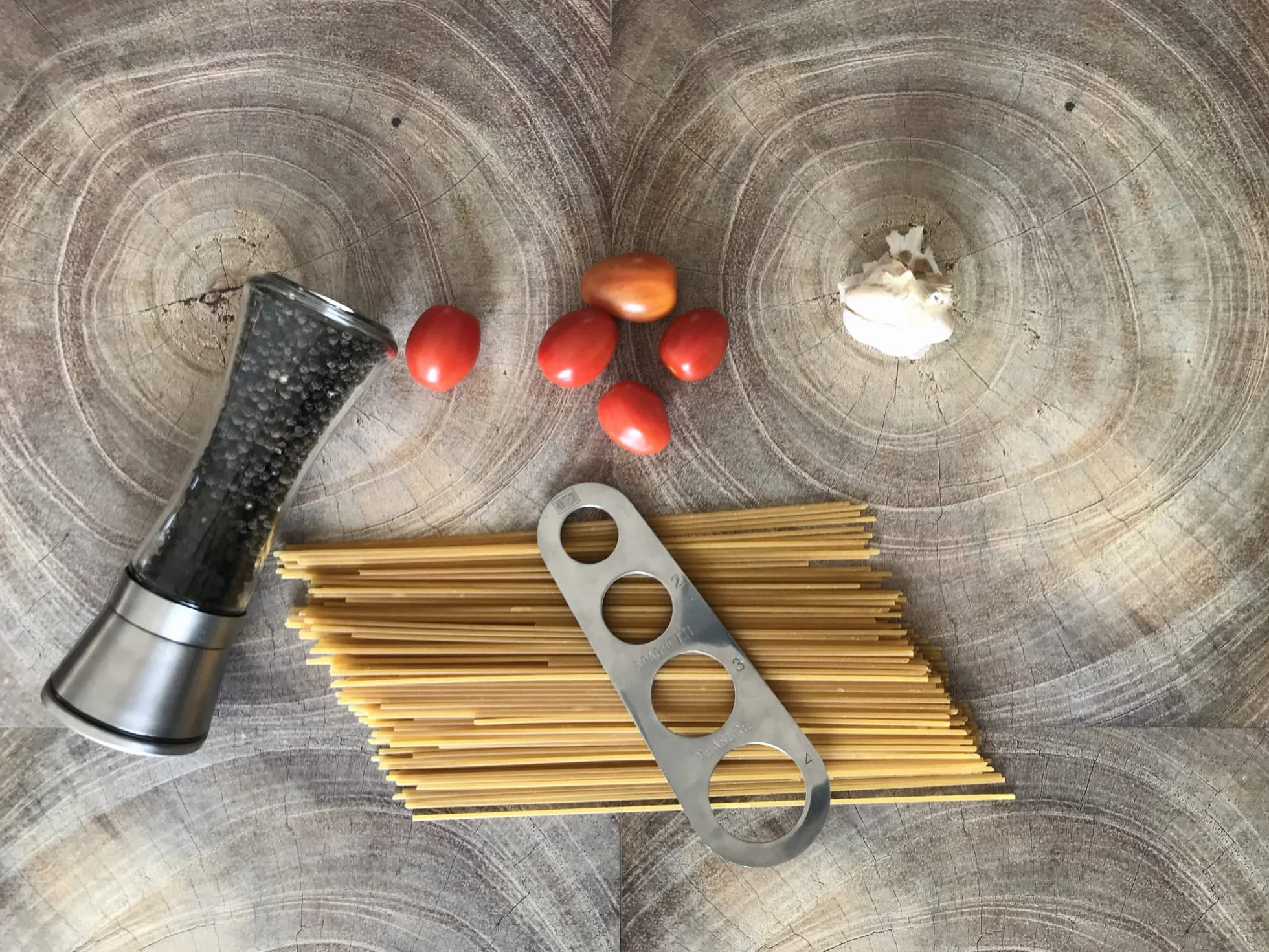 Dosaspaghetti in acciaio inox, per misurare la pasta lunga, utensile da cucina, per spaghetti, con 4 fori di misurazione (misura fino a una porzione per quattro adulti)