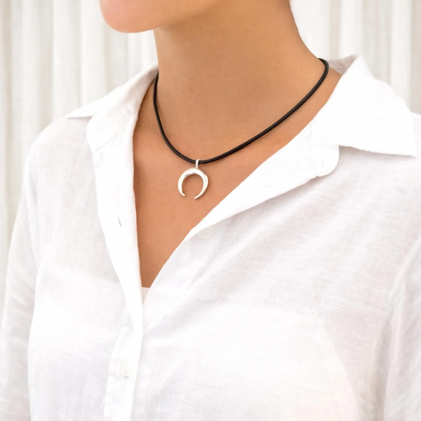 Collana Corno Portafortuna Uomo Donna Cordino Pelle Nera Cerata Chiusura Acciaio Ciondolo Luna Rovesciata Argento