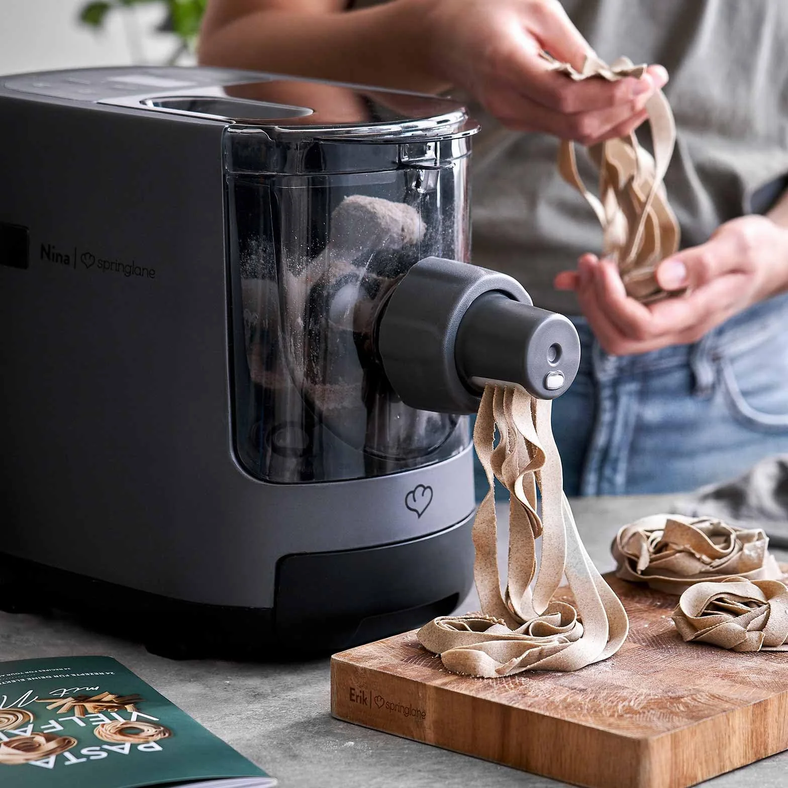SPRINGLANE Macchina per pasta elettrica con bilancia integrata - 7 inserti da 180 W, preparare automaticamente la pasta fresca in meno di 30 minuti