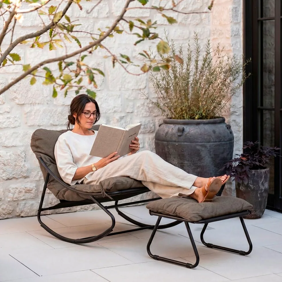SIEDITI FUORI E DENTRO Poltrona a dondolo con poggiapiedi e cuscini imbottiti, sedia a dondolo da lettura e relax per veranda, terrazza - Adelaide (Grigio scuro)