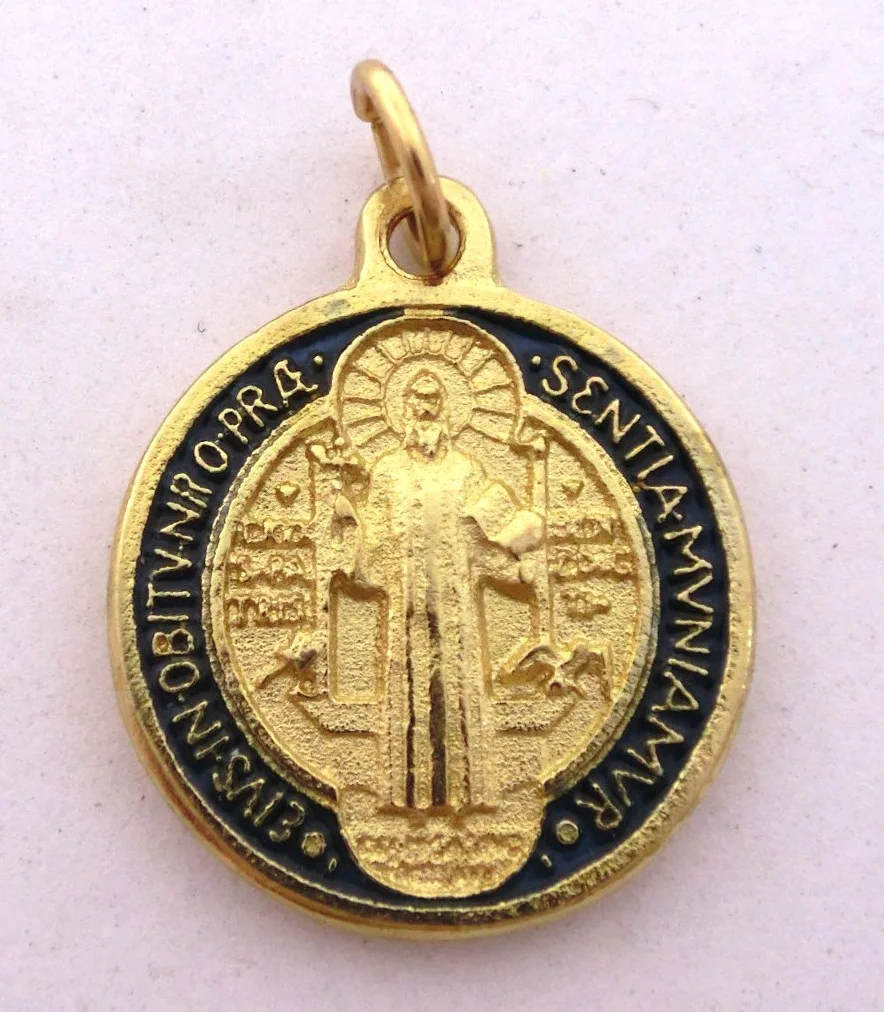 Ciondolo medaglia Croce di San Benedetto Smaltata a Mano Dorata Oro 2 cm GTBITALY
