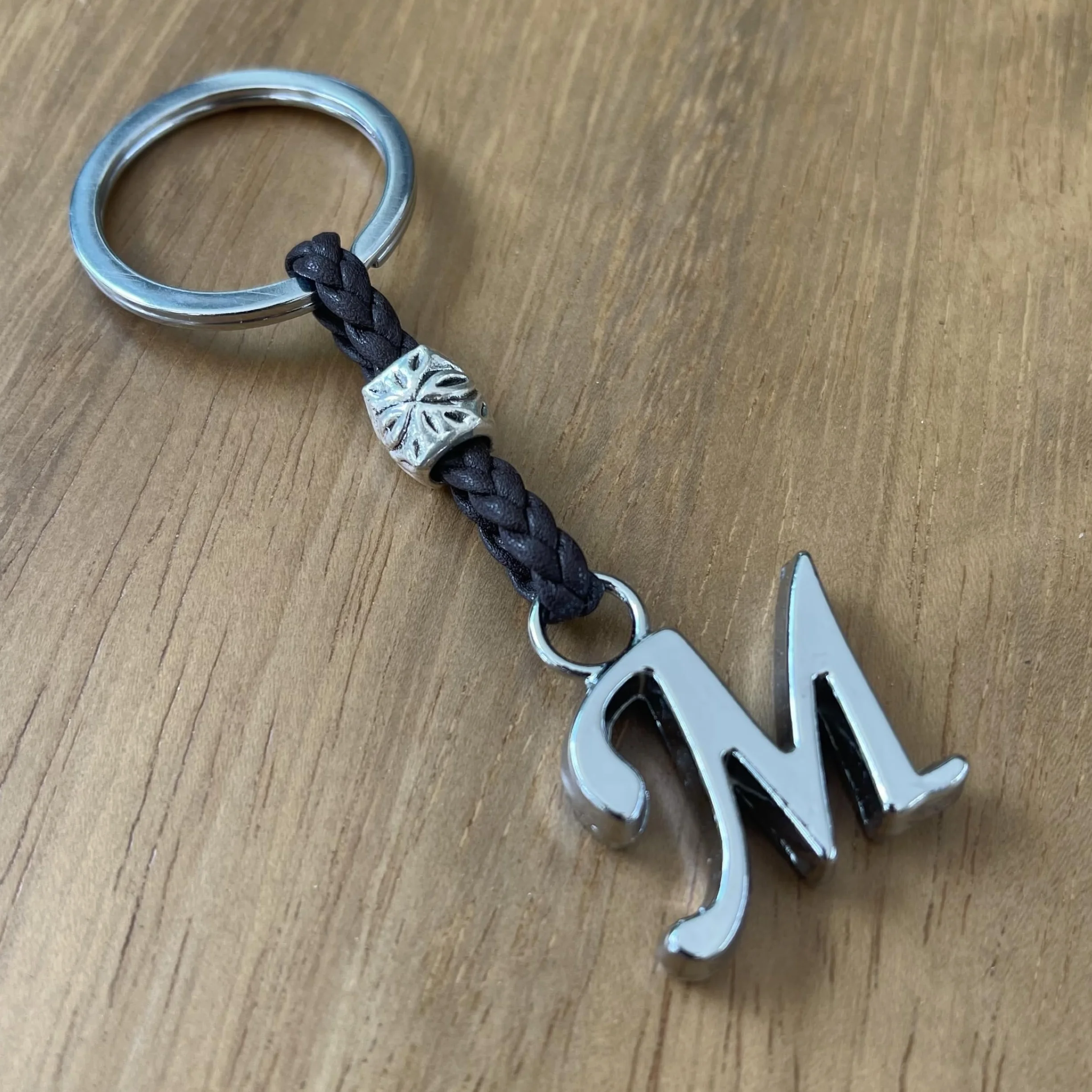Portachiavi Personalizzato con Iniziali del Nome - Cuoio Lettere e Perline in Zama Placcate Argento - Uomo o Donna - Ideale per Regali (M)
