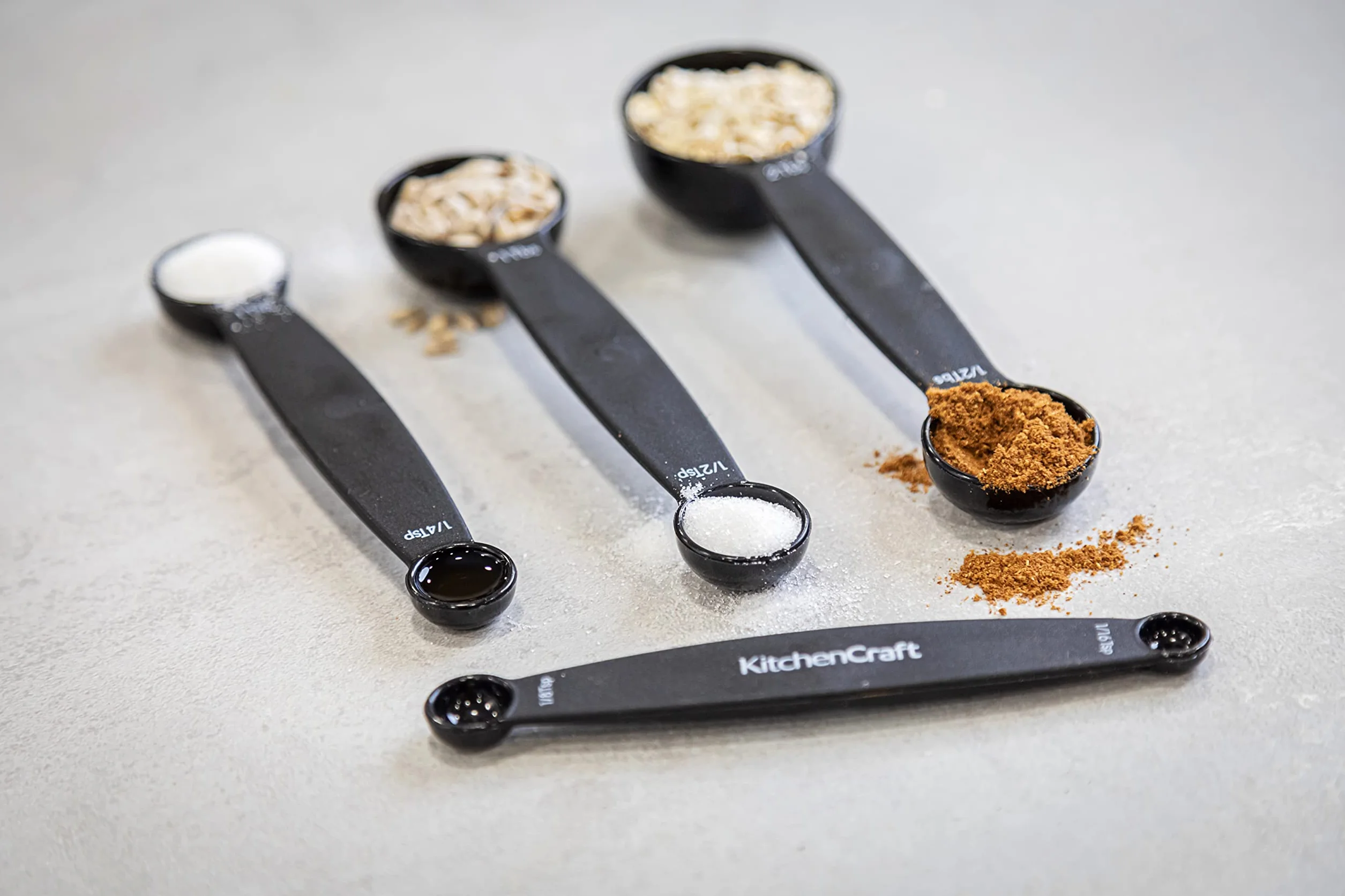 Kitchen Craft - Misurini magnetici impilabili, Set di 4 Pezzi, Colore: Nero