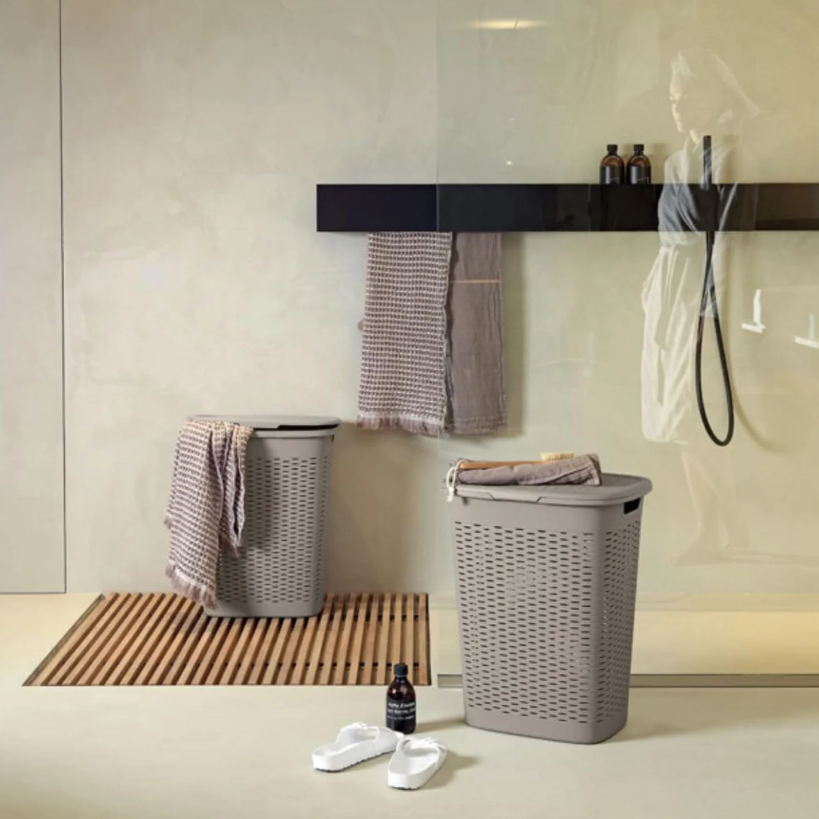 Tomaino - Cesto Portabiancheria in Plastica - Contenitore Biancheria Sporca da Bagno - Cesta Porta Vestiti e Panni Sporchi con Coperchio Salvaspazio 47 Litri (Tortora)