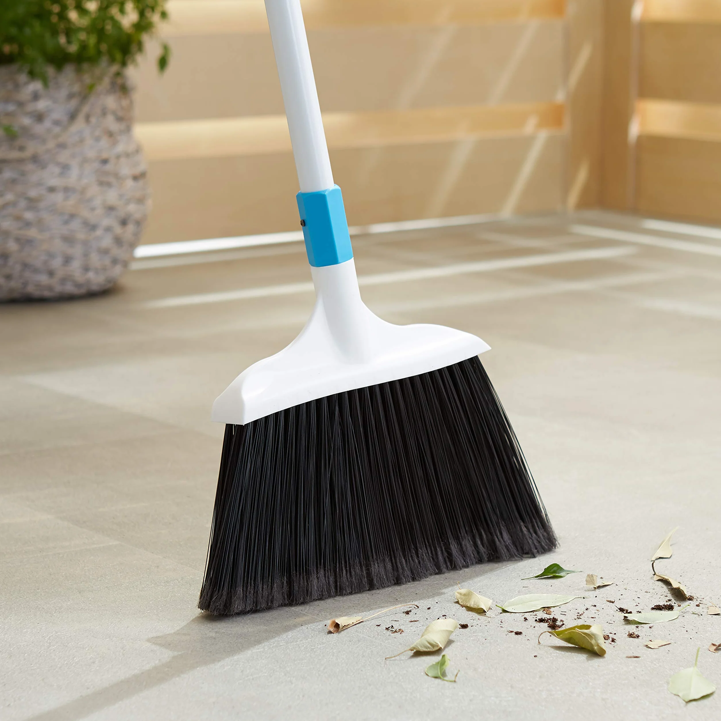 Amazon Basics Scopa per impieghi gravosi, blu e bianco