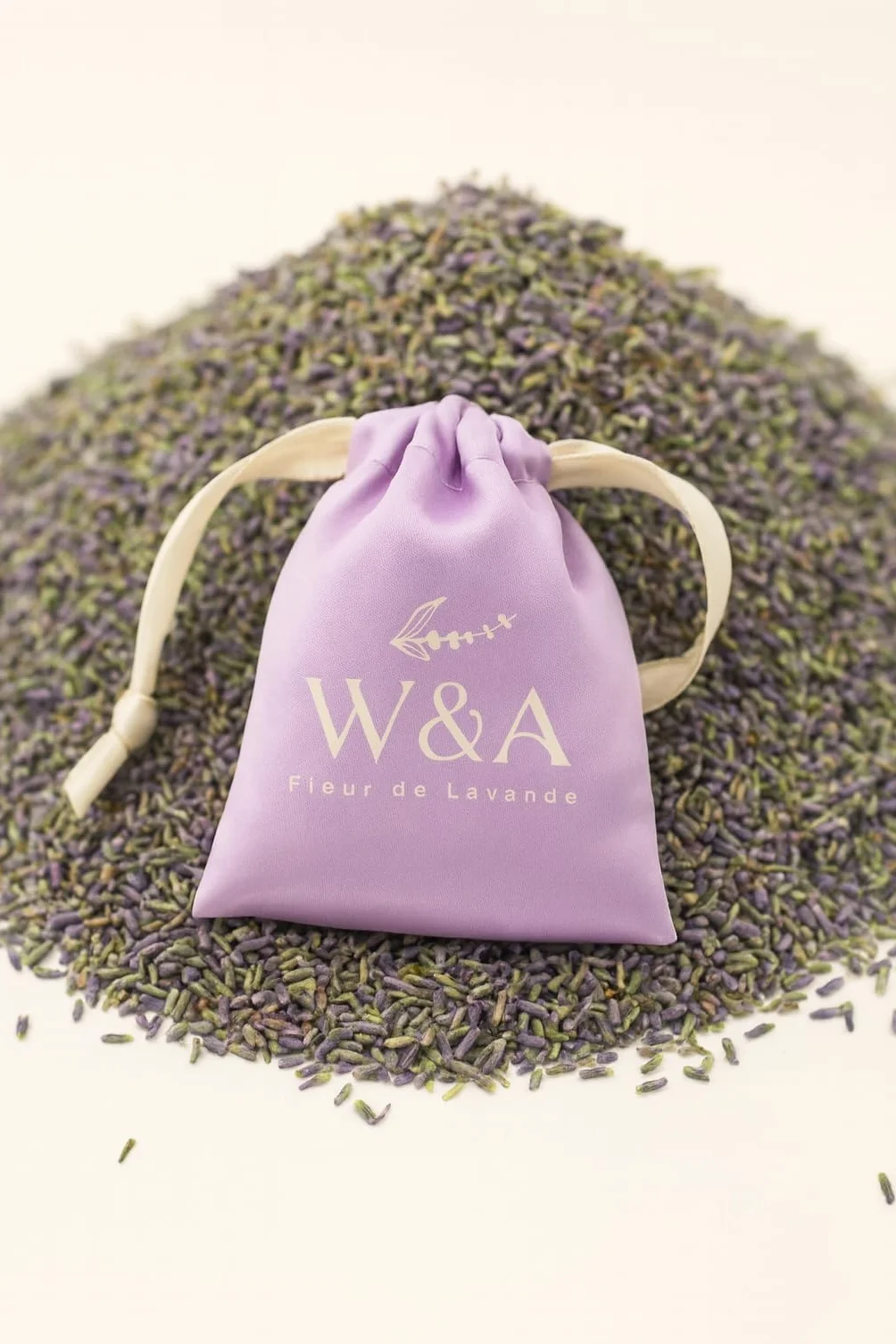 Sacchetti di Lavanda Profumati in Raso (8 pezzi) | Antitarme Naturale | Lavanda di Provenza | Ultima Raccolta | Idea Regalo + Bustina Riutilizzabile | 120g di Fiori (Viola)