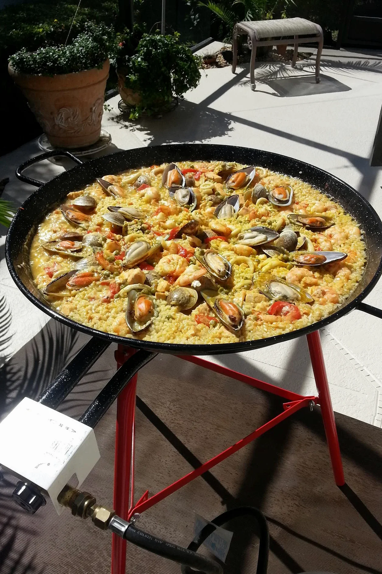 Alises - Set di cottura per paella (Eco-Set) con padella per paella in acciaio smaltato (46 cm) - Doppio bruciatore a gas (40 cm) e treppiede