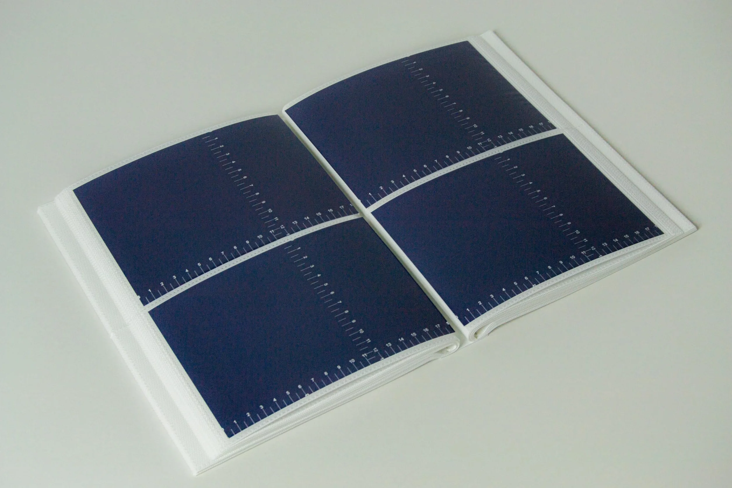 Album Fotografico con taschette cm 21x28 contiene 200 foto cm 13x18 copertina in carta stampata con rifinitura plastificata opaca, cuori colorati