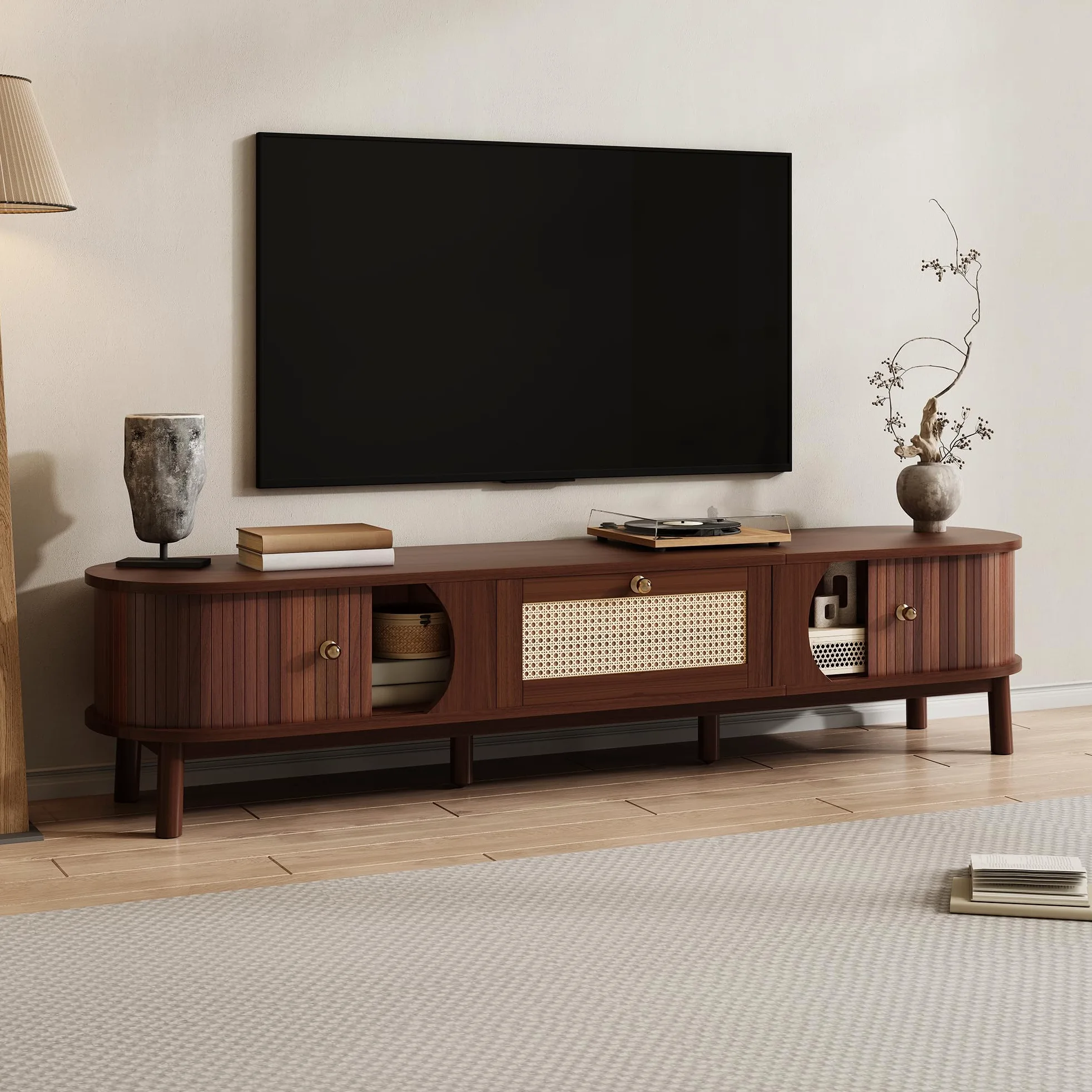Mobile TV - Mobile TV con ante in legno naturale e cassetti in rattan, soluzioni naturali per un ambiente rustico