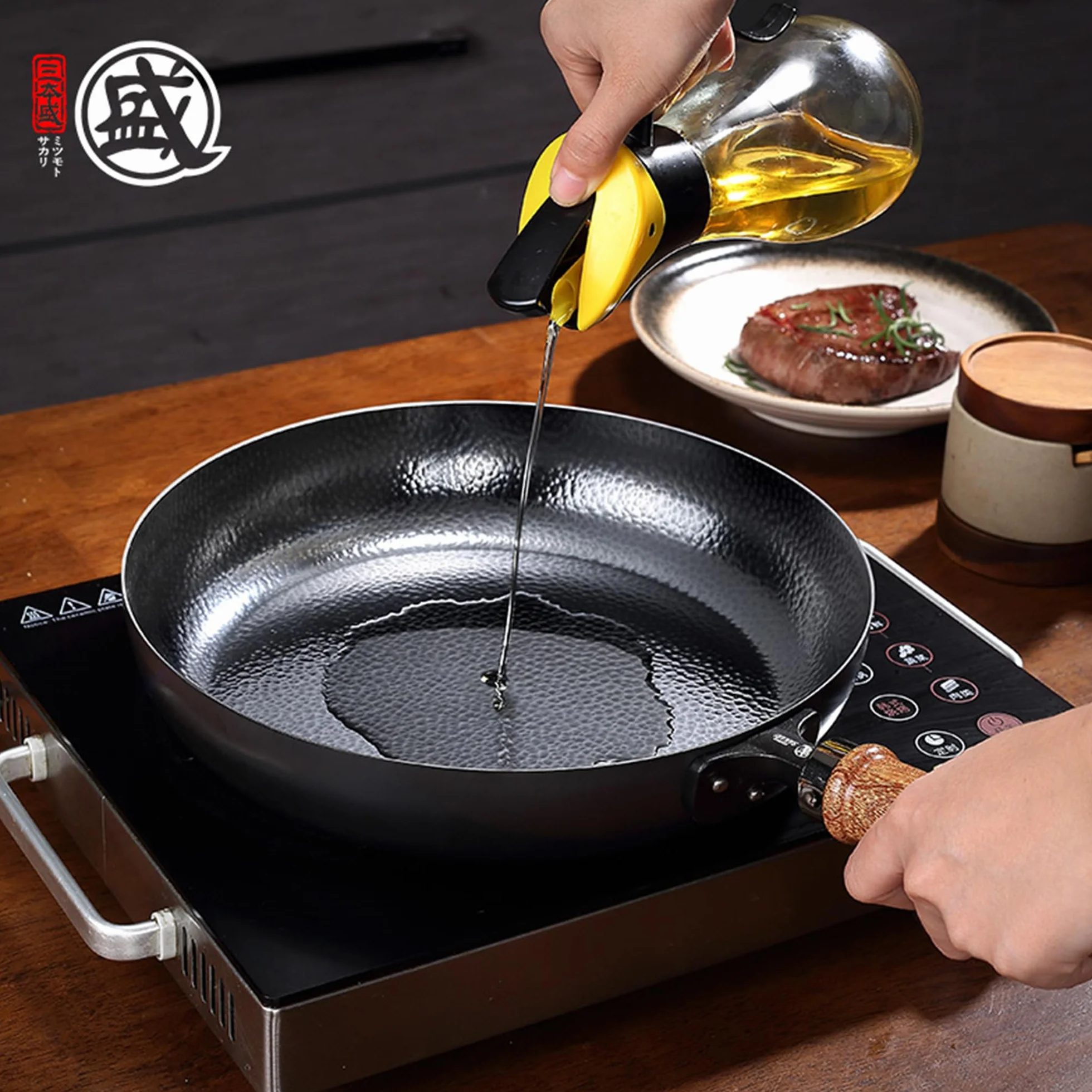 MITSUMOTO SAKARI Padella Antiaderente 30 cm,Padella in Ghisa Battuta a Mano | Senza Rivestimento Sintetico, Adatta a Fornelli a Gas e Induzione, Manico in Ebano