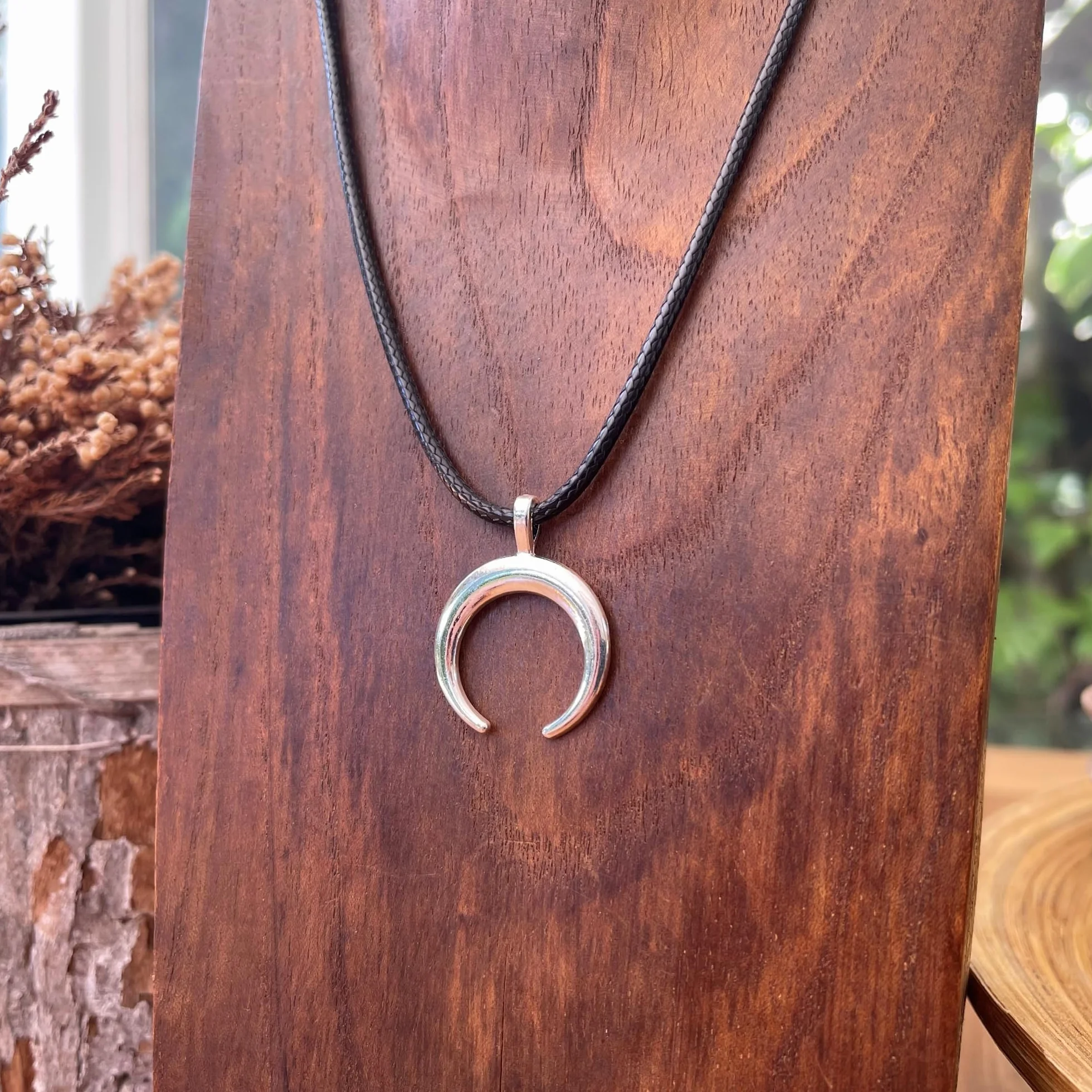 Collana Corno Portafortuna Uomo Donna Cordino Pelle Nera Cerata Chiusura Acciaio Ciondolo Luna Rovesciata Argento
