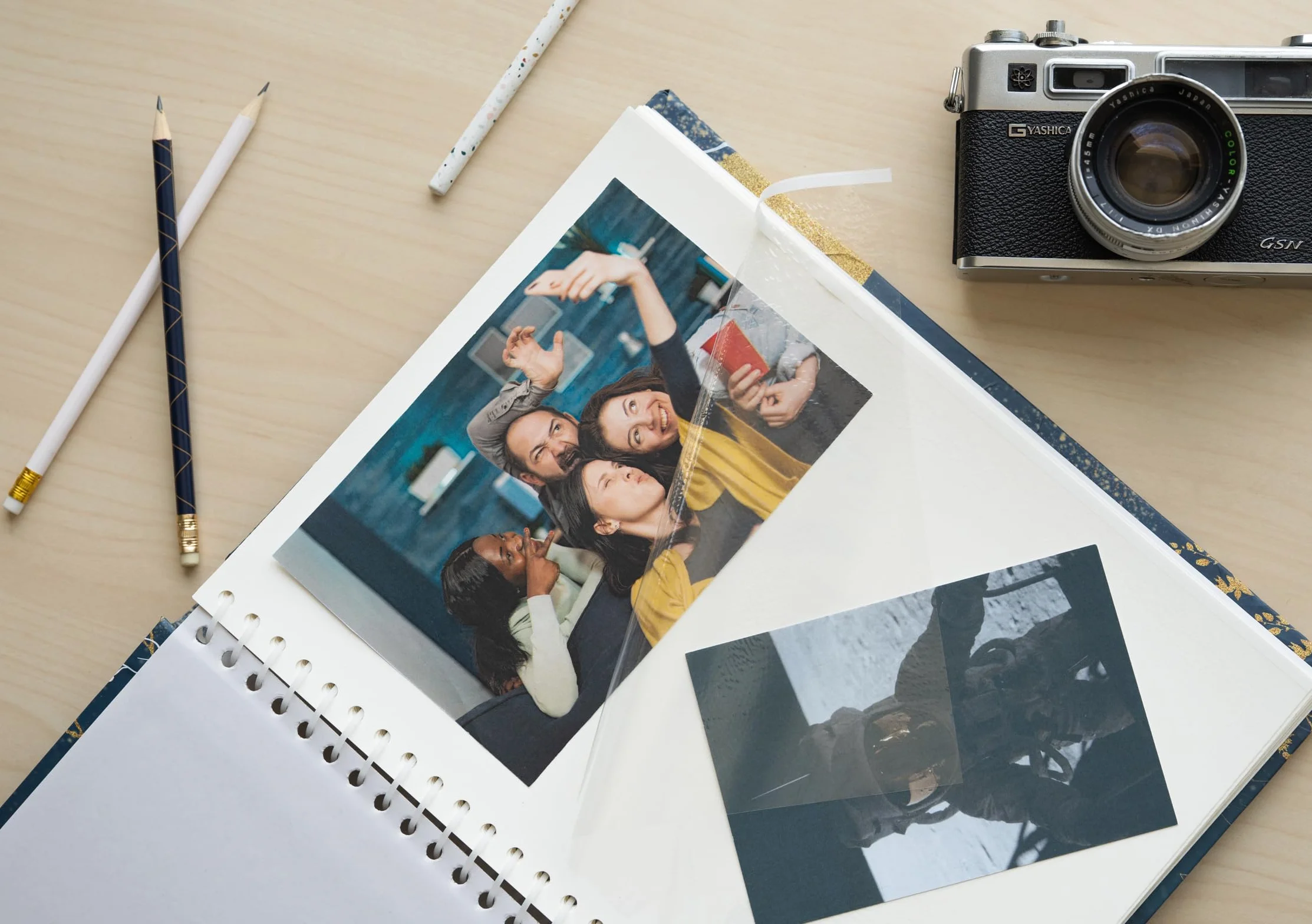 Grupo Erik Album Fotografico Autoadesivo Glitters - Album foto 24x32cm, 30 Pagine, Copertina Rigida e Personalizzabile, con Spazio per Note e Commenti, Compatibile con Foto 10x15, 13x18 o 13x19