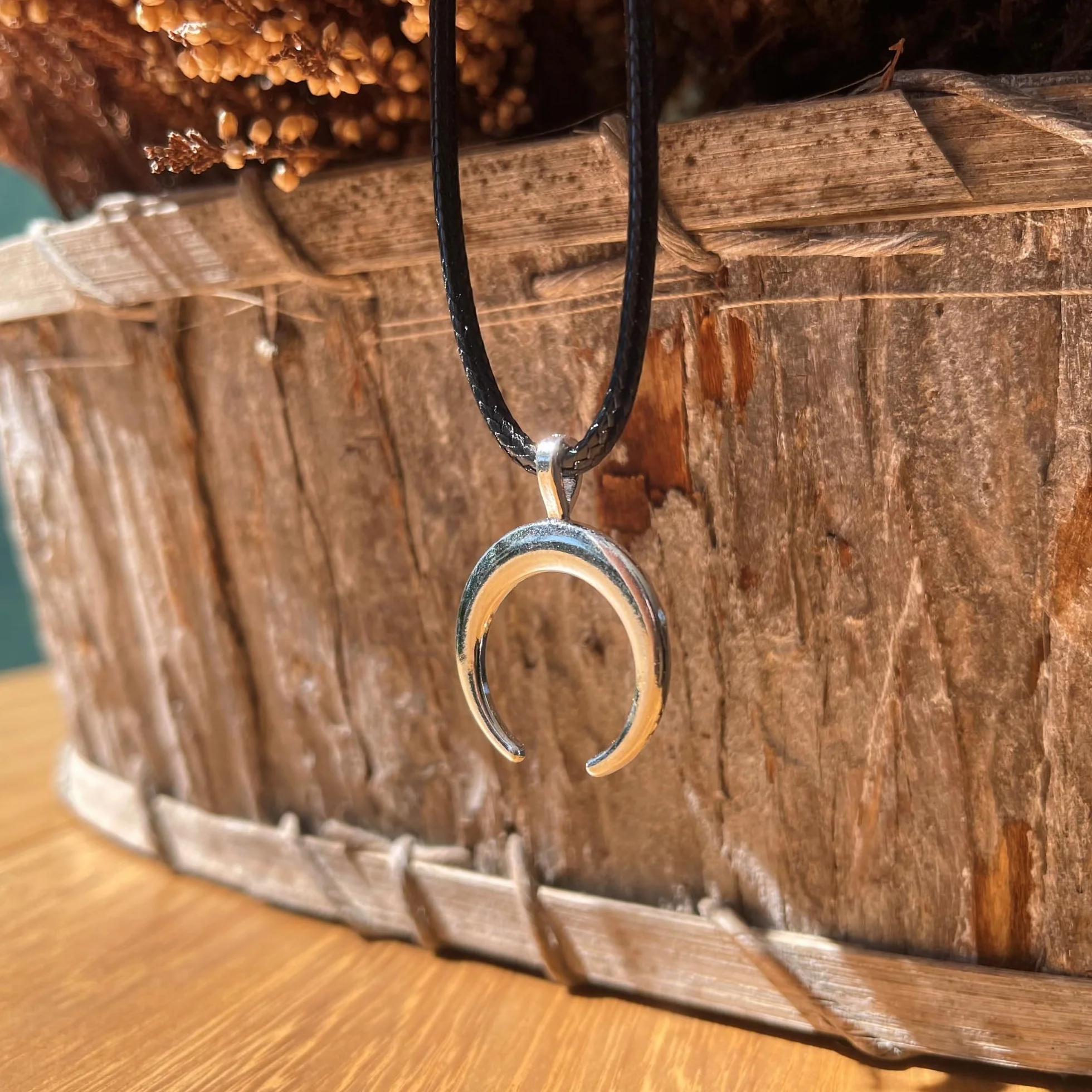Collana Corno Portafortuna Uomo Donna Cordino Pelle Nera Cerata Chiusura Acciaio Ciondolo Luna Rovesciata Argento