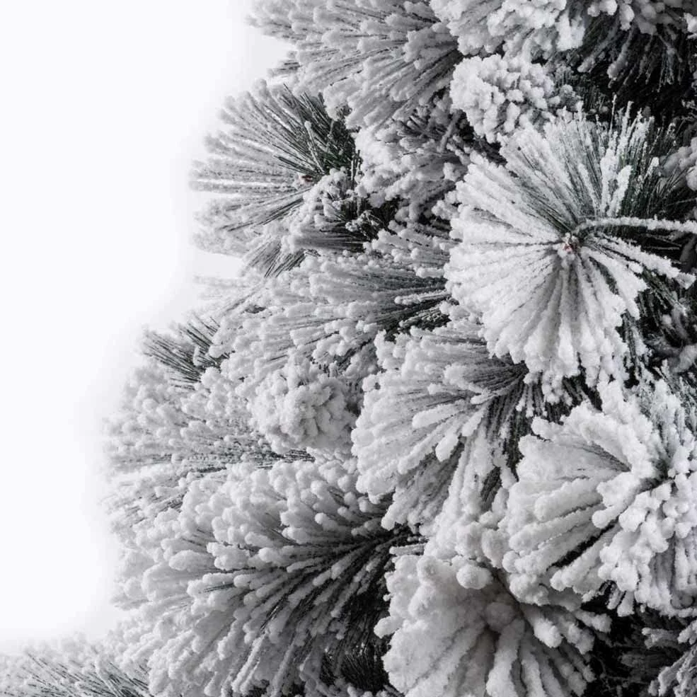 BAKAJI Albero di Natale Super Folto Pino Bianco Innevato con Base a Croce in Metallo Pieghevole di Altissima Qualità, 1417 Rami Punte Montaggio Facile con Rami a Innesto (Bianco Gran Sasso, 210 cm)