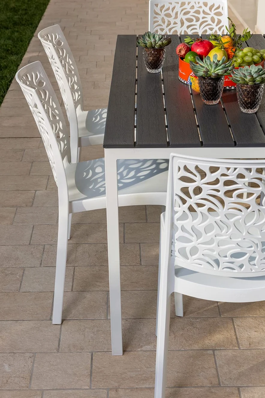 Set pranzo da giardino o esterno per 6 persone, tavolo in acciaio verniciato con doghe in polietilene effetto legno Bianco/Ardesia, 6 sedie in polipropilene con fibra di vetro Bianche - Thomas e Anna