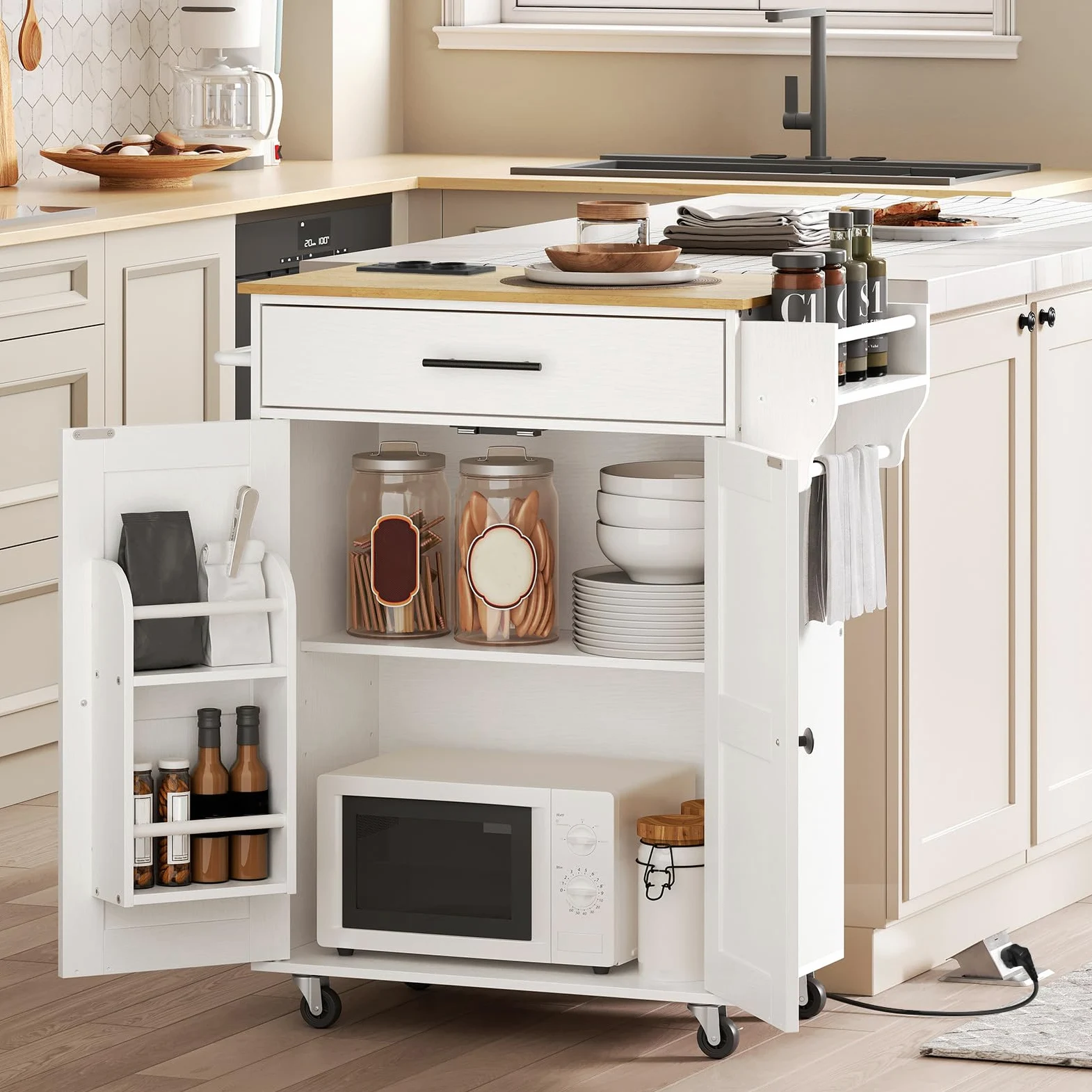 HOOBRO Tavolo Isola Cucina con Prese Elettriche, Carrello da Cucina con Cassetti e Porta Spezie, Carrello Isola da Cucina, con 2 Prese, Bianco e Colore Legno Naturale EWN88CZD01