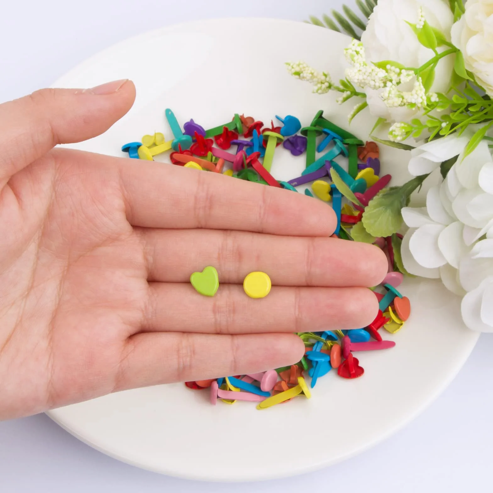 BETESSIN 200pz Fermacampioni Piccoli Cuore Tondo Puntine per Scrapbooking Carta Multicolore