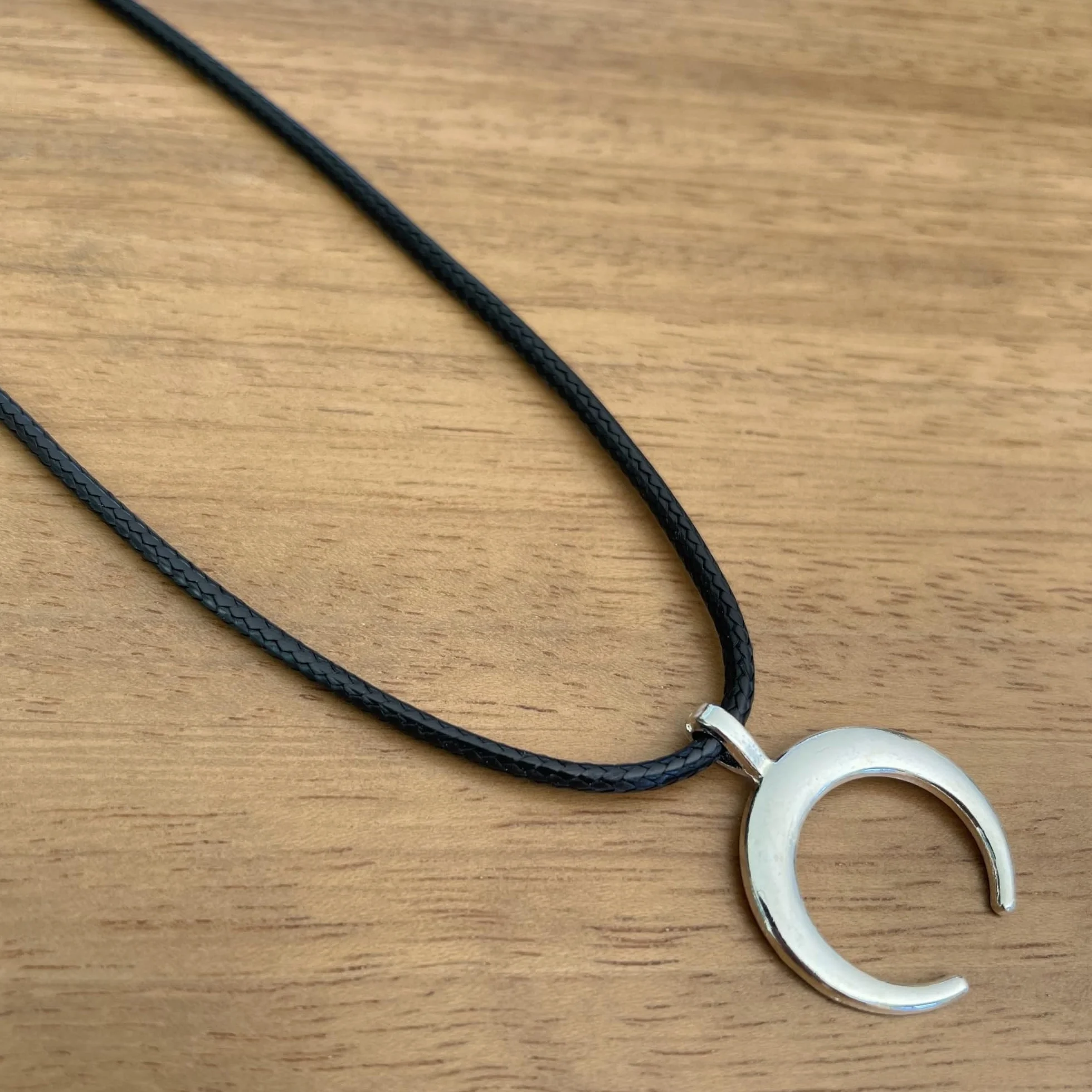 Collana Corno Portafortuna Uomo Donna Cordino Pelle Nera Cerata Chiusura Acciaio Ciondolo Luna Rovesciata Argento