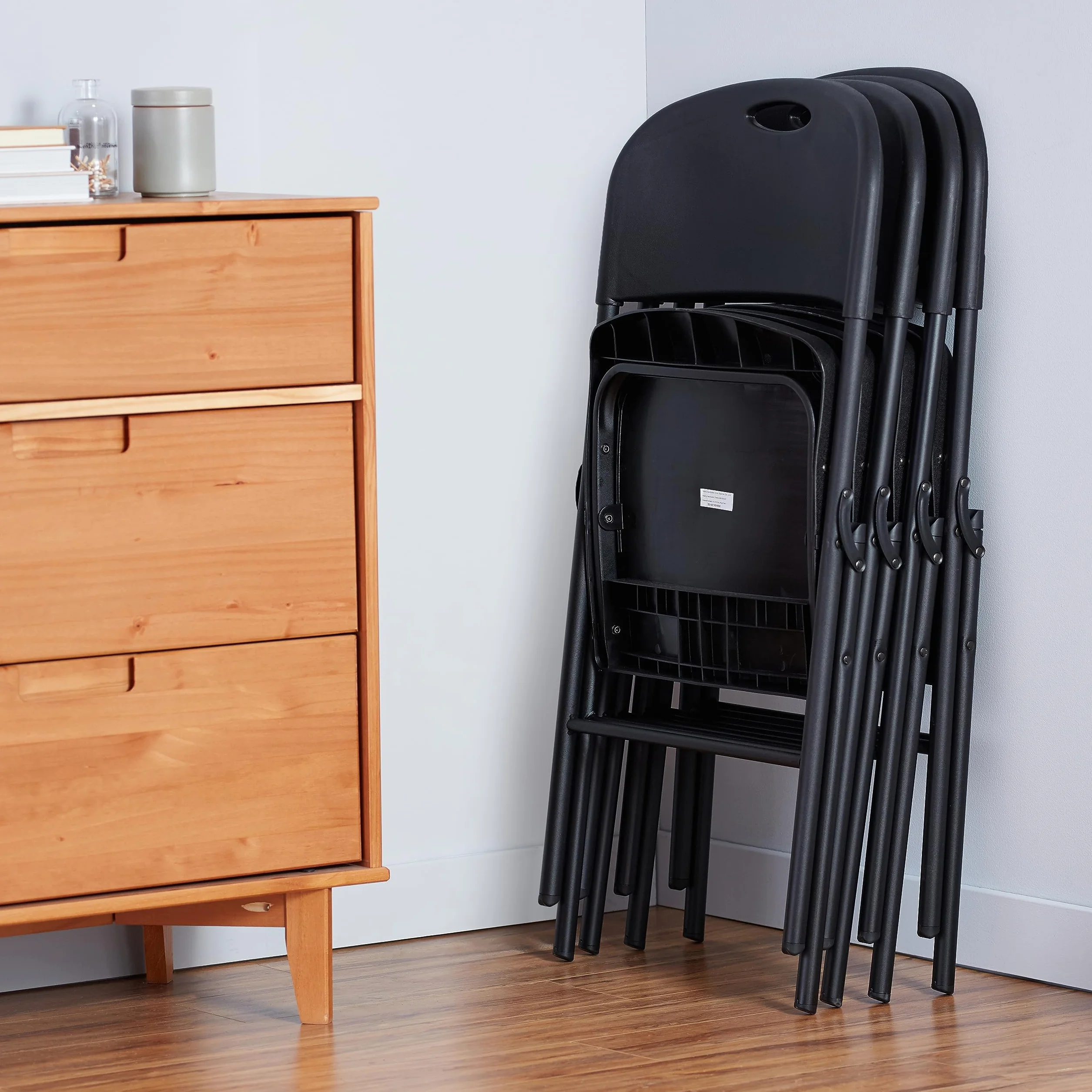 Amazon Basics Set di 4 sedie pieghevoli in plastica e metallo, da campeggio o da cucina, per interni ed esterni, nero, capacità di carico fino a 158 kg