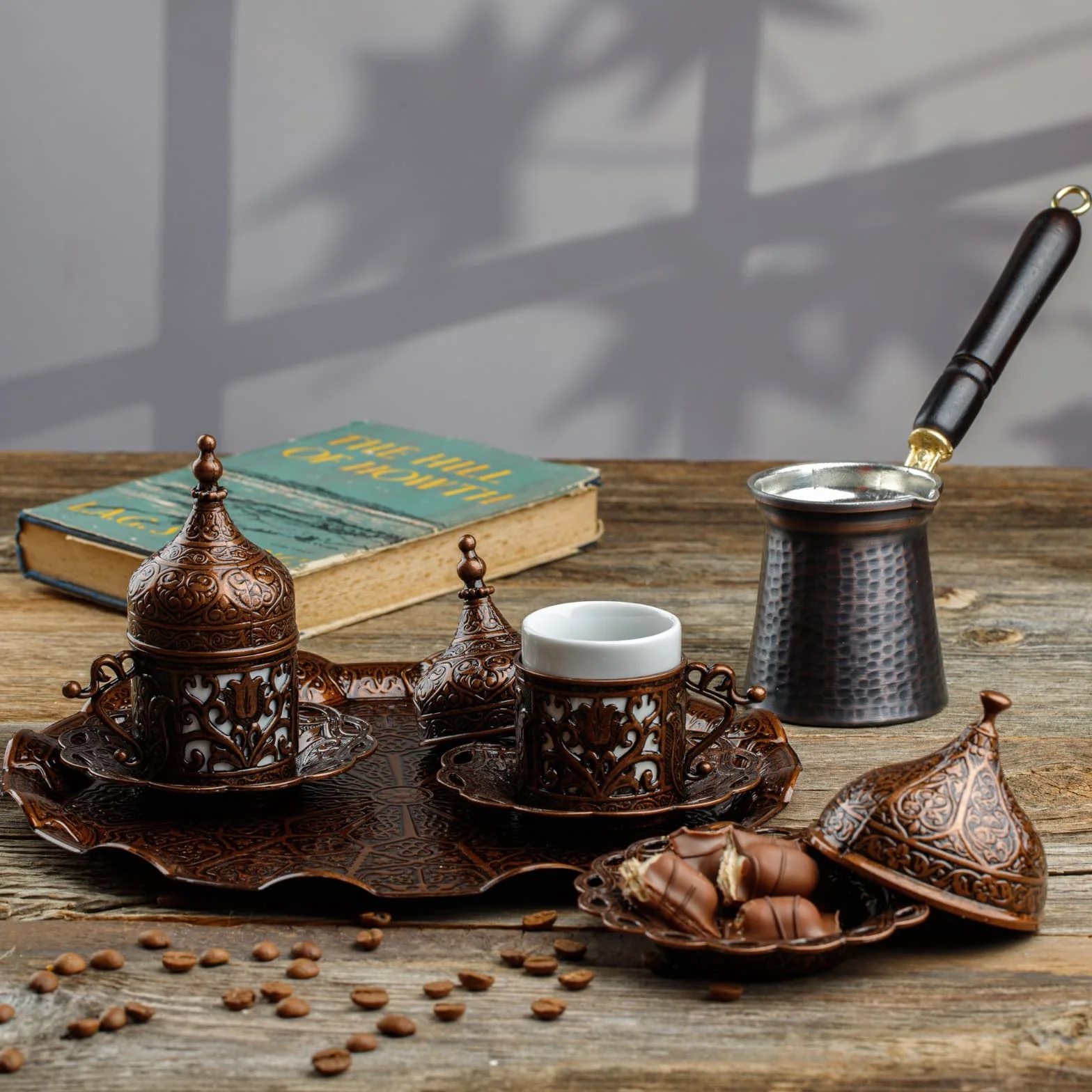 DEMMEX Set da Caffè Turco da 12 Pezzi con Cezve in Rame – Tazzine, Portatazze, Piattini, Zuccheriera e Vassoio – Elegante Set Artigianale per 2 Persone, Antico