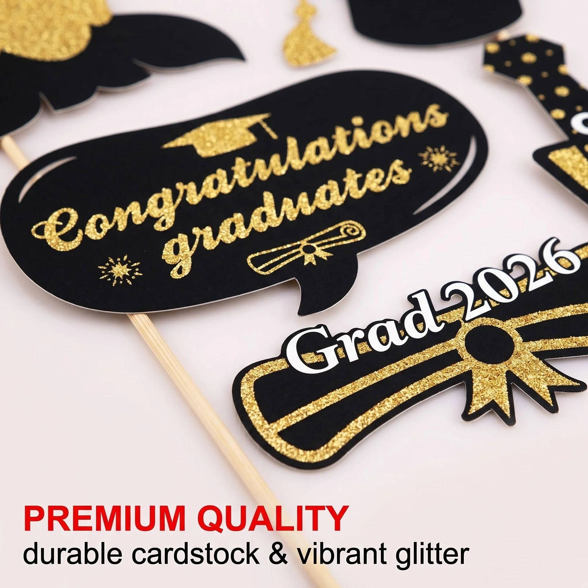 Foto Props Laurea 2026 | 20 Pezzi Gadget Divertenti Nero Oro per Photo Booth. Decorazioni per Festa di Graduazione, Accessori in Carta per Foto Indimenticabili Abi & Bachelor.