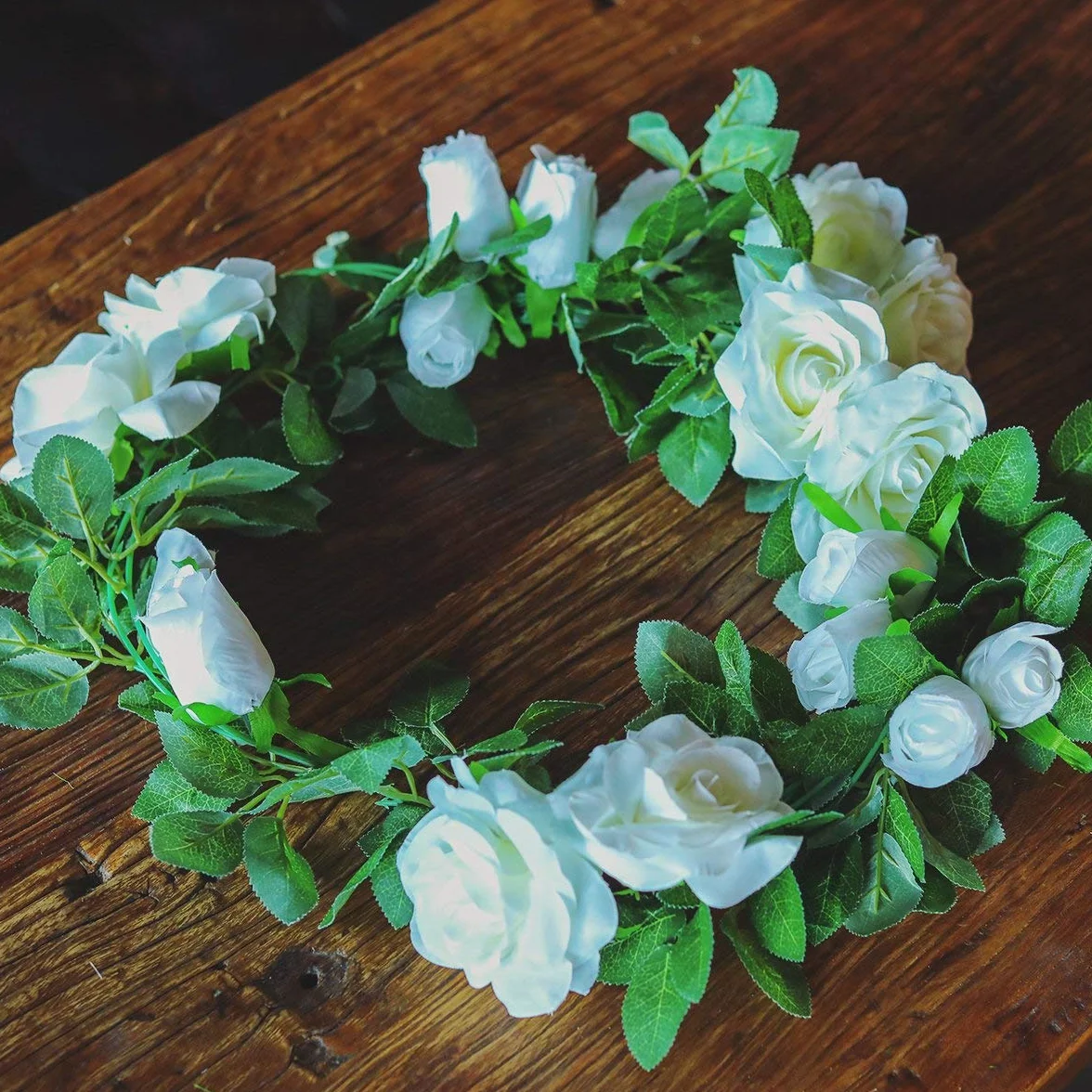 Ghirlanda di Rosa Artificiali Fiori di Seta Vite Finta Sospeso Rose Edera Piante per Nozze Casa Ufficio Arco Preparativi Decorazione (2 Pezzi, 9 Fiori -Bianca)