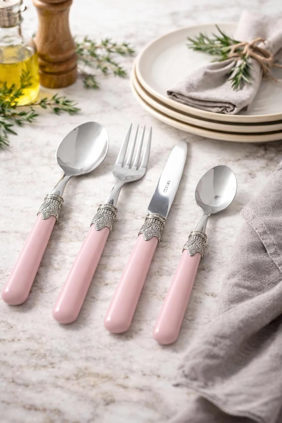 MODALYSSA Set Posate 16 Pezzi Rosa Cipria Made in Italy, Acciaio Inox 18/10 Ghiera Anticata, Servizio per 4 Persone, Design Shabby Chic, Vintage, Provenzale e Romantico, Matrimoni e Regalo.