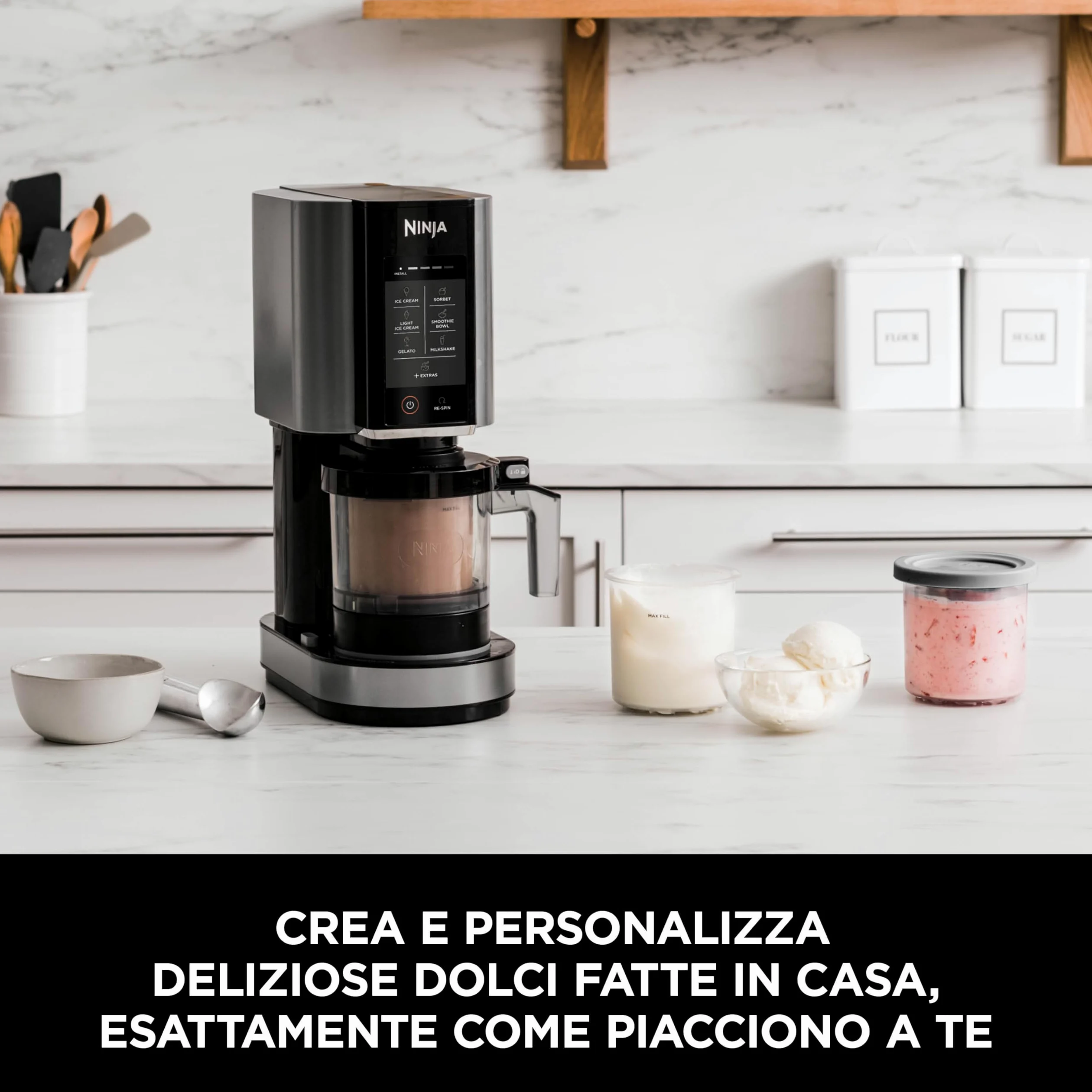 Ninja CREAMi Gelatiera, macchina per gelato e dessert congelati, 1,4 l, 2 vasetti, 7 programmi, per gelati, sorbetti, frullati, frappè, nero/argento, NC302EU