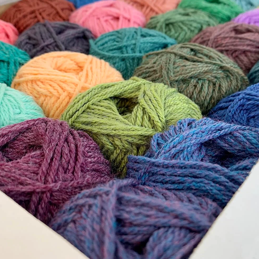 Scheepjes - Scheepjes Scrumptious Color Pack: tuffati nella creatività con 80 mini palle, 30 g ciascuna, che esplode con sfumature stimolanti