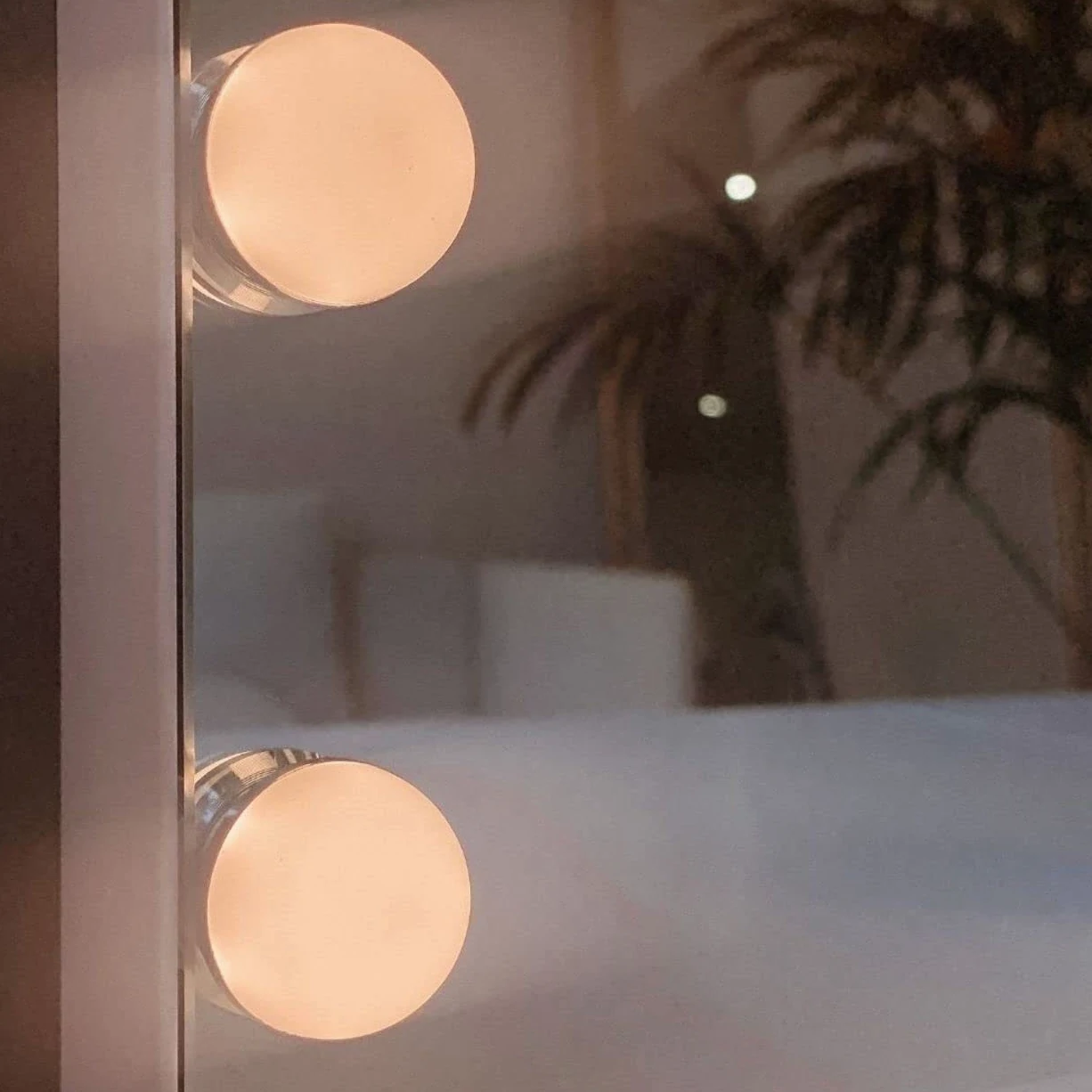 Flamingueo Specchio Trucco Con Luci, 15 LED, 3 Modi di Luce, Intensità Regolabile, Controllo Tattile, Presa USB, Accessorio Ingrandimento Incluso, Bianco, 58 x 46 x 12 cm