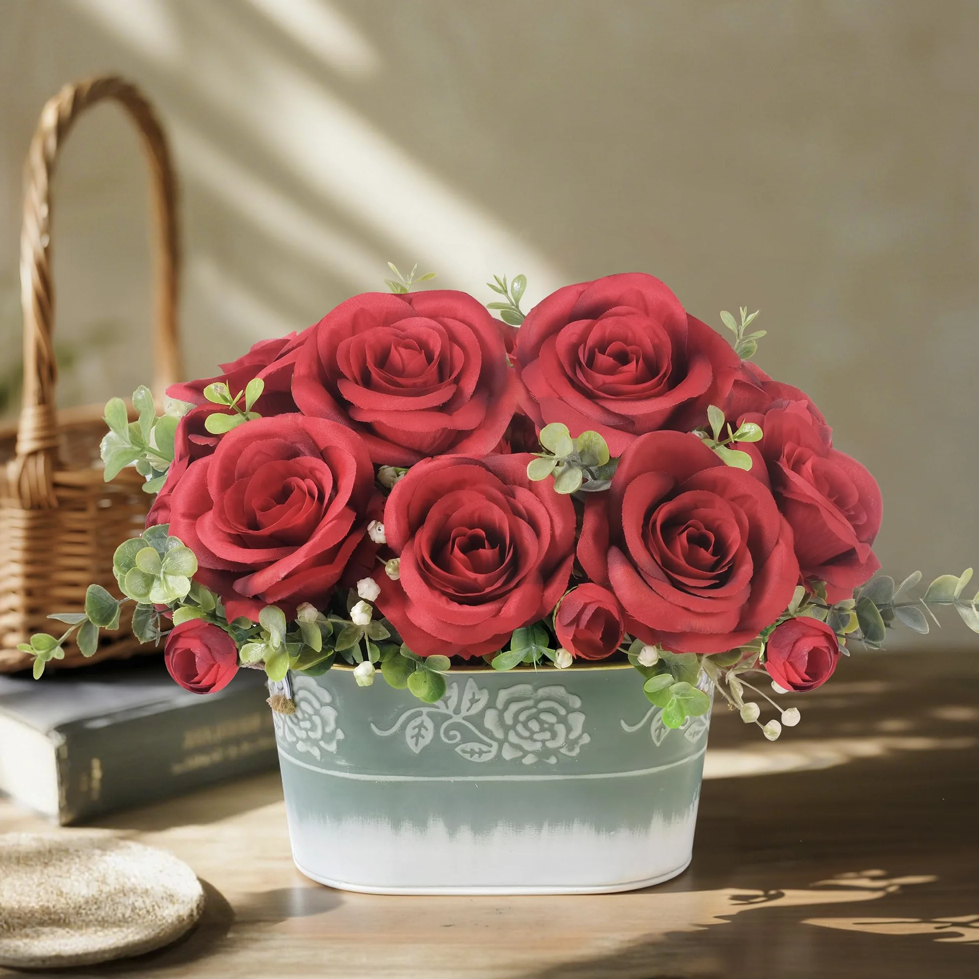 Composizione di fiori artificiali di rosa rossa per centrotavola, fiori di seta con eucalipto in vaso di metallo zincato rustico con manici in iuta, espositore floreale finto per casa e ufficio