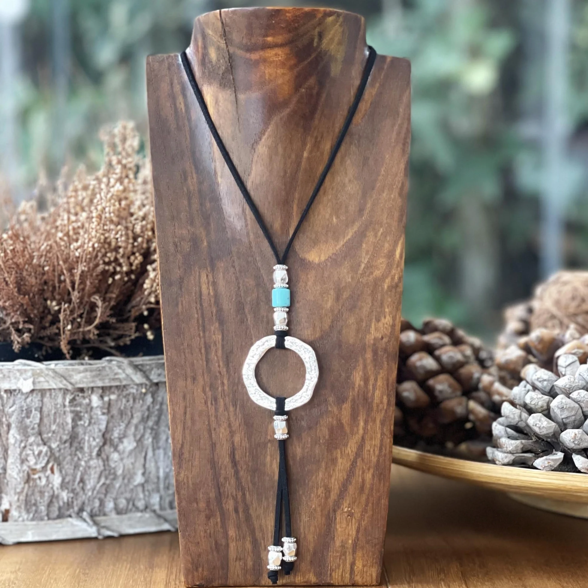 ASTER ALHELÍ Colgante Donna Cerchio e Turchese Argento - Collana Lunga Donna in Antelina Nera con Altezza Regolabile e Elementi in Zamak Argentato