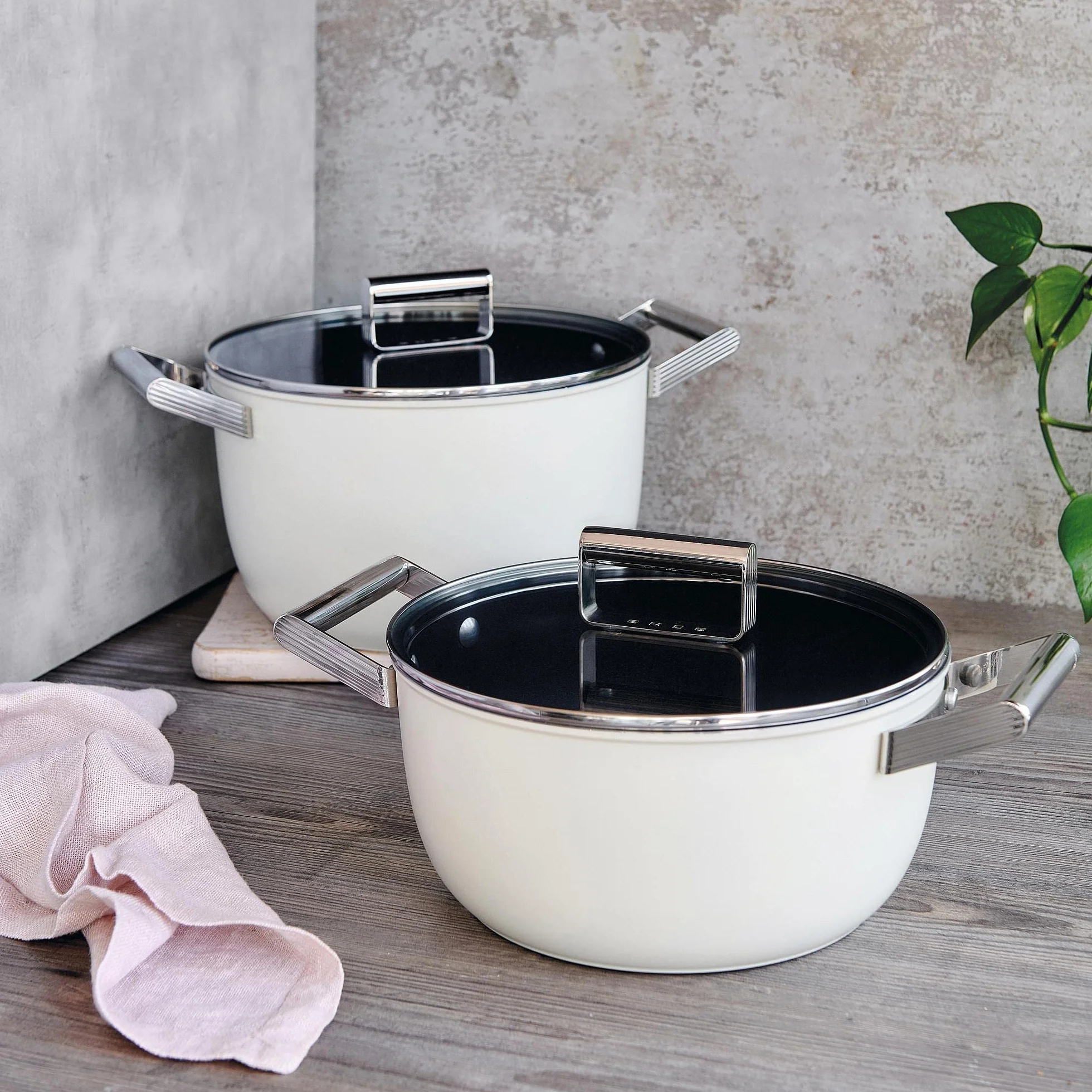 Smeg, Casseruola Antiaderente CKFC2611CRM con Coperchio Incluso, Diametro 26 cm, Maniglie Laterali in Acciaio Inox, Per Tutti i Piani Cottura, Fino a 250° in Forno, Capacità 7,7L, Panna
