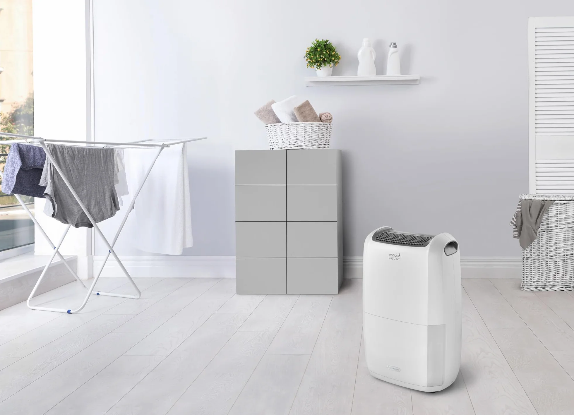 De'Longhi Tasciugo AriaDry Multi - Deumidificatore Casa Portatile, Assorbi Umidità 20L/Giorno, Asciugabiancheria, Antimuffa, Bassa Rumorosità, Timer, Bianco (DDSX220)