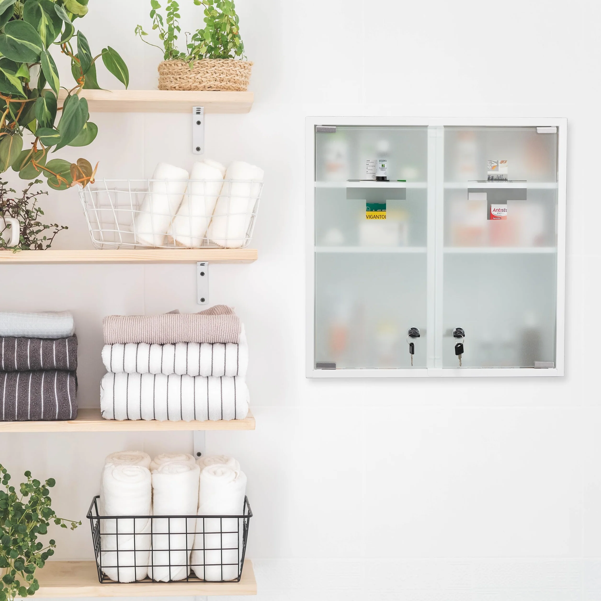 Relaxdays Armadietto Pronto Soccorso per Medicinali, Cassetta Medicine Chiusa a Chiave, 2 Ante, 53x52,5x15,5 cm, Bianco