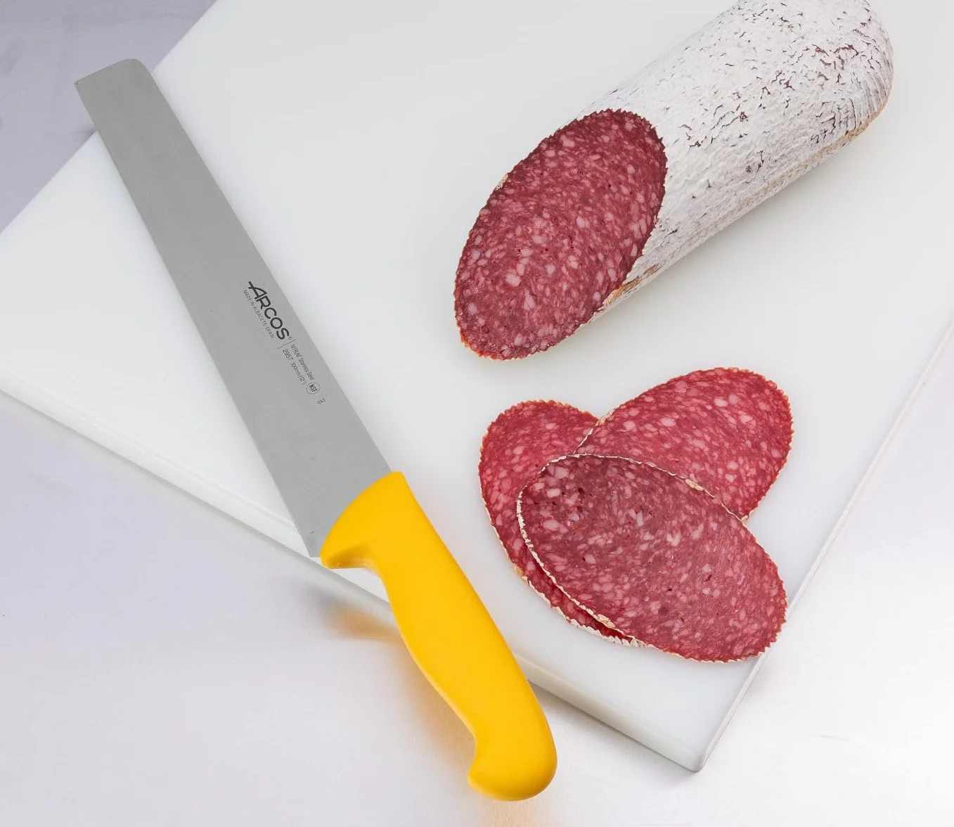 Arcos Coltello Salame con Lama in Acciaio Inossidabile 300 mm – Manico Ergonomico in Polipropilene, Serie 2900 – Colore Giallo, Facilita l'Identificazione di Ogni Gruppo di Alimenti